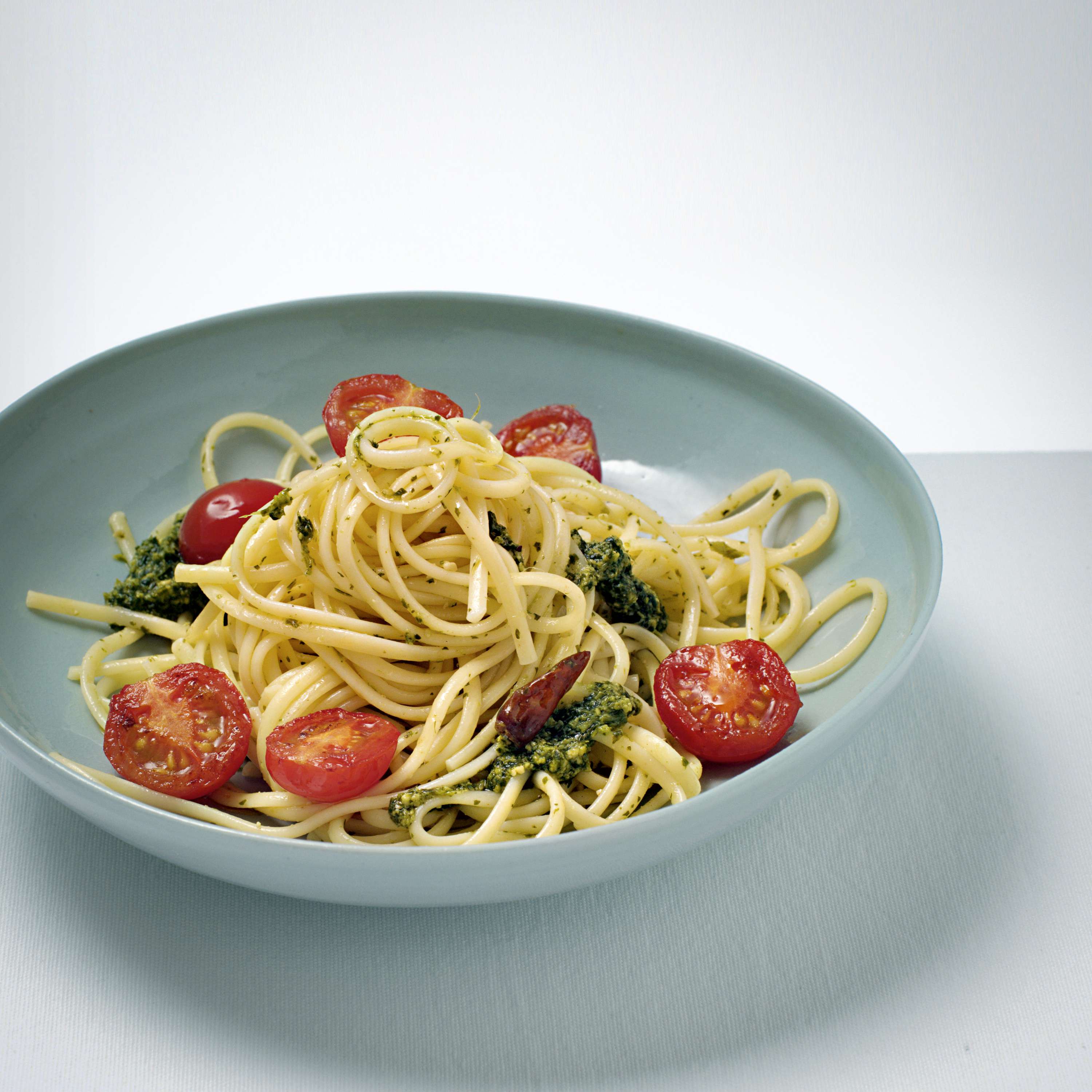 Spaghetti mit Korianderpesto und Tomaten