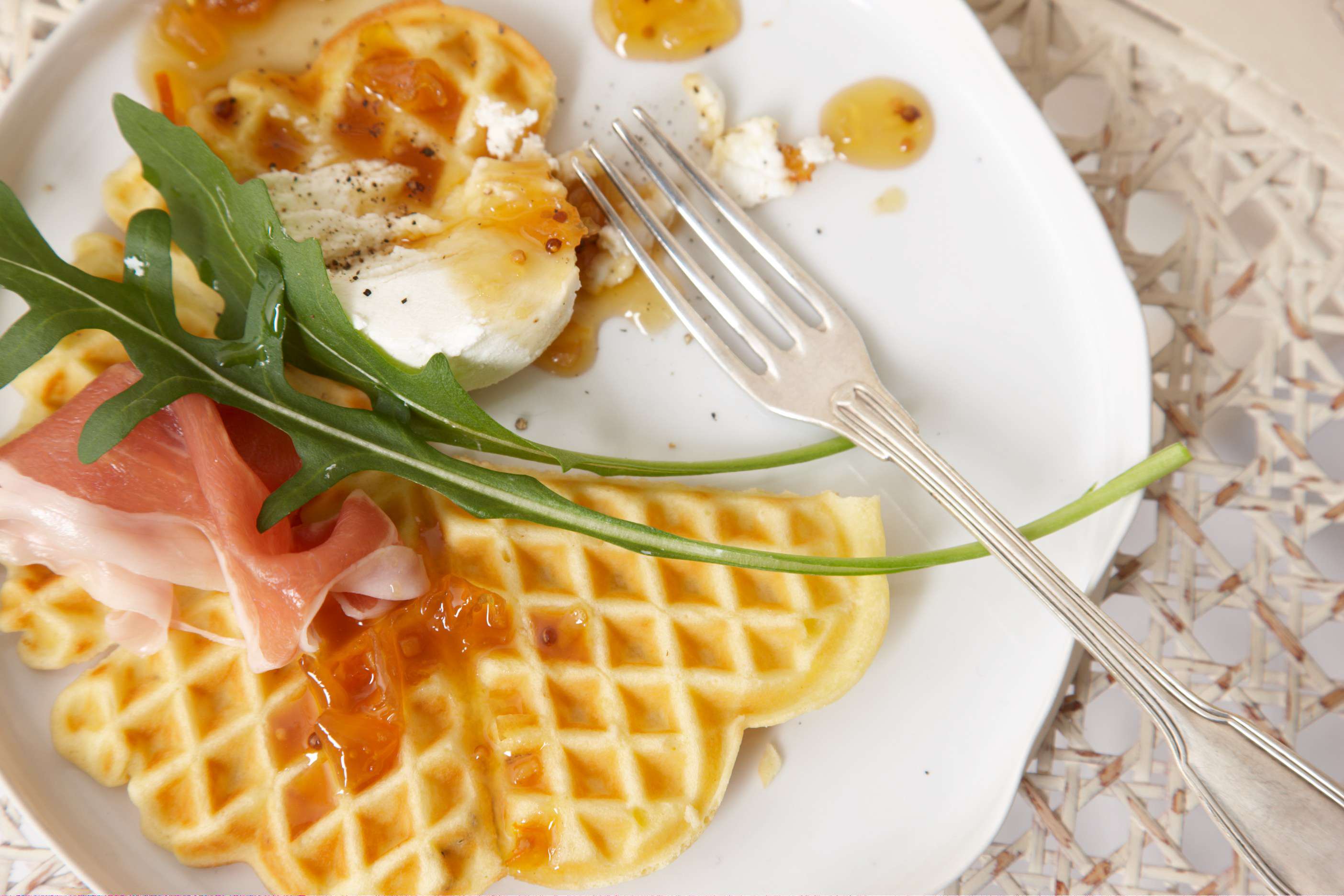 Gewürzwaffeln mit Picandou, Serranoschinken und Orangenchutney