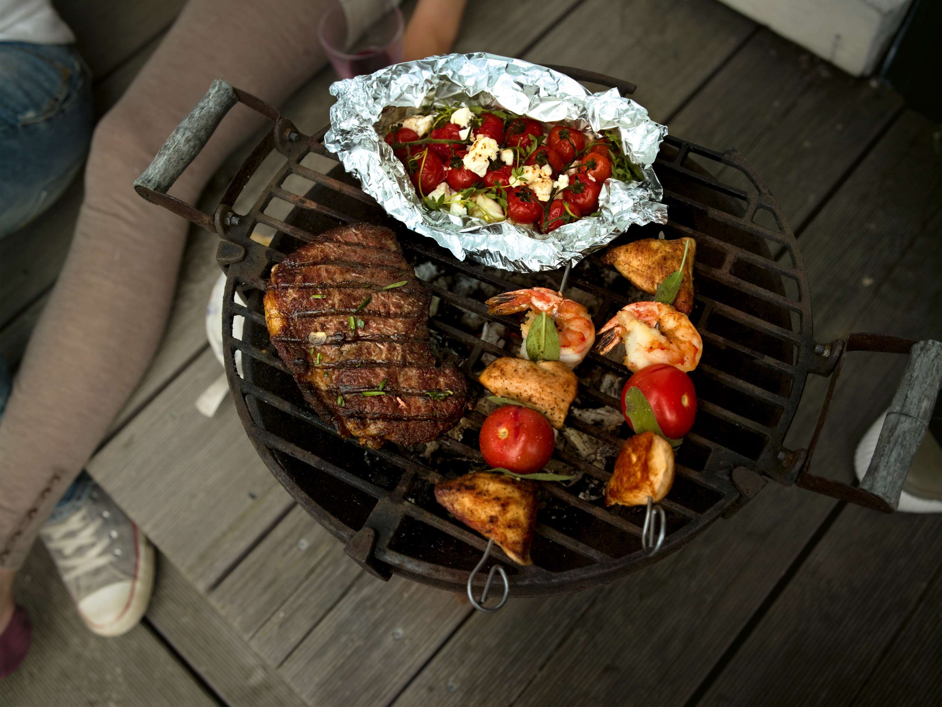 Vom Grill: Strauchtomaten-Ziegenkäse-Päckchen , Geflügel-Scampi-Spieße, Mariniertes Rumpsteak