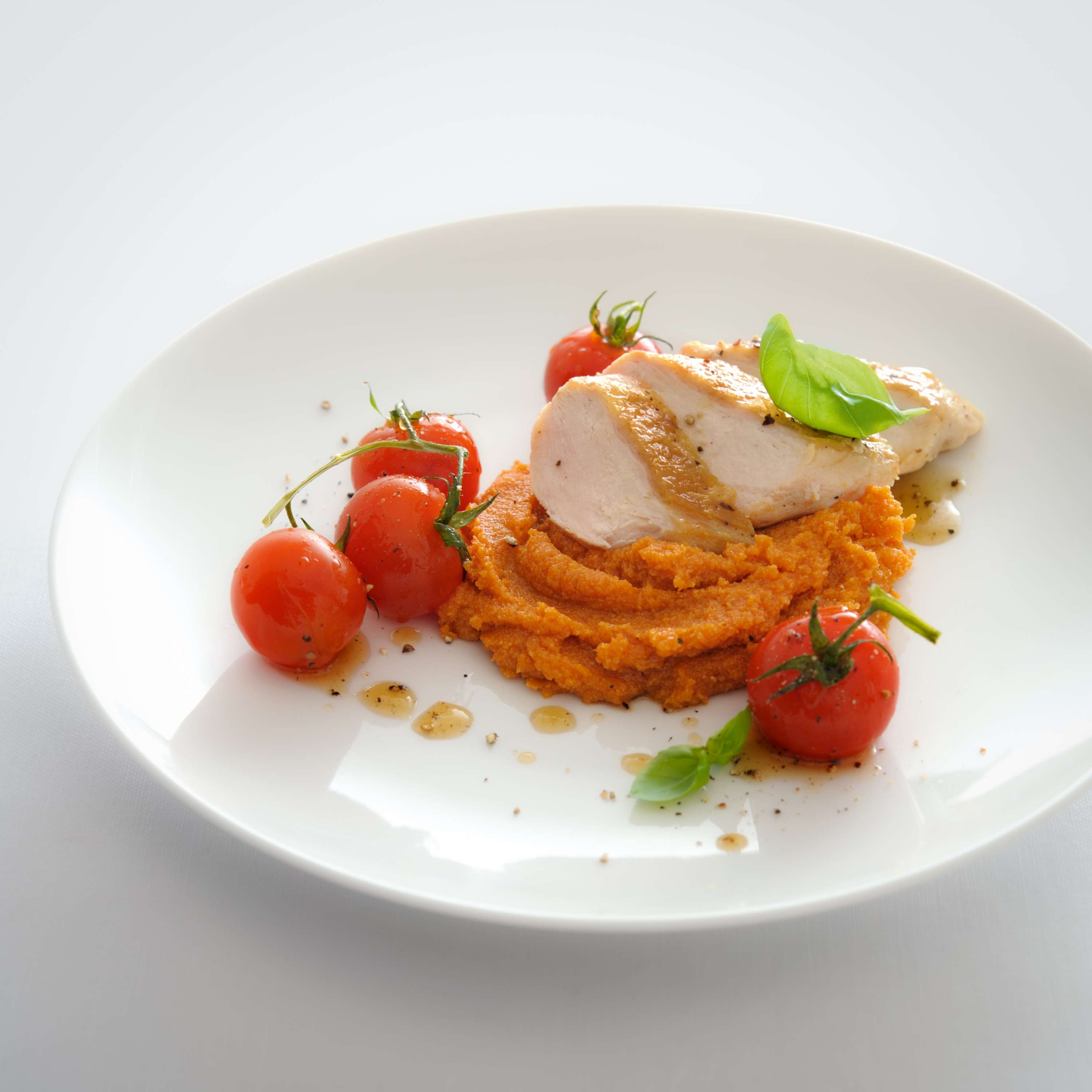 Hähnchenfilet mit gebratenen Kirschtomaten auf Tomaten-Polenta