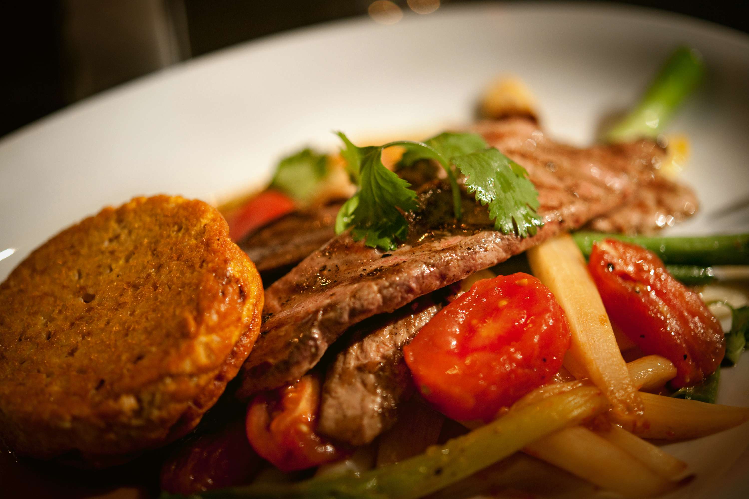 Gegrillte Entenbrust auf Spargelragout mit Teriyakisauce und Sesam-Karottenflan