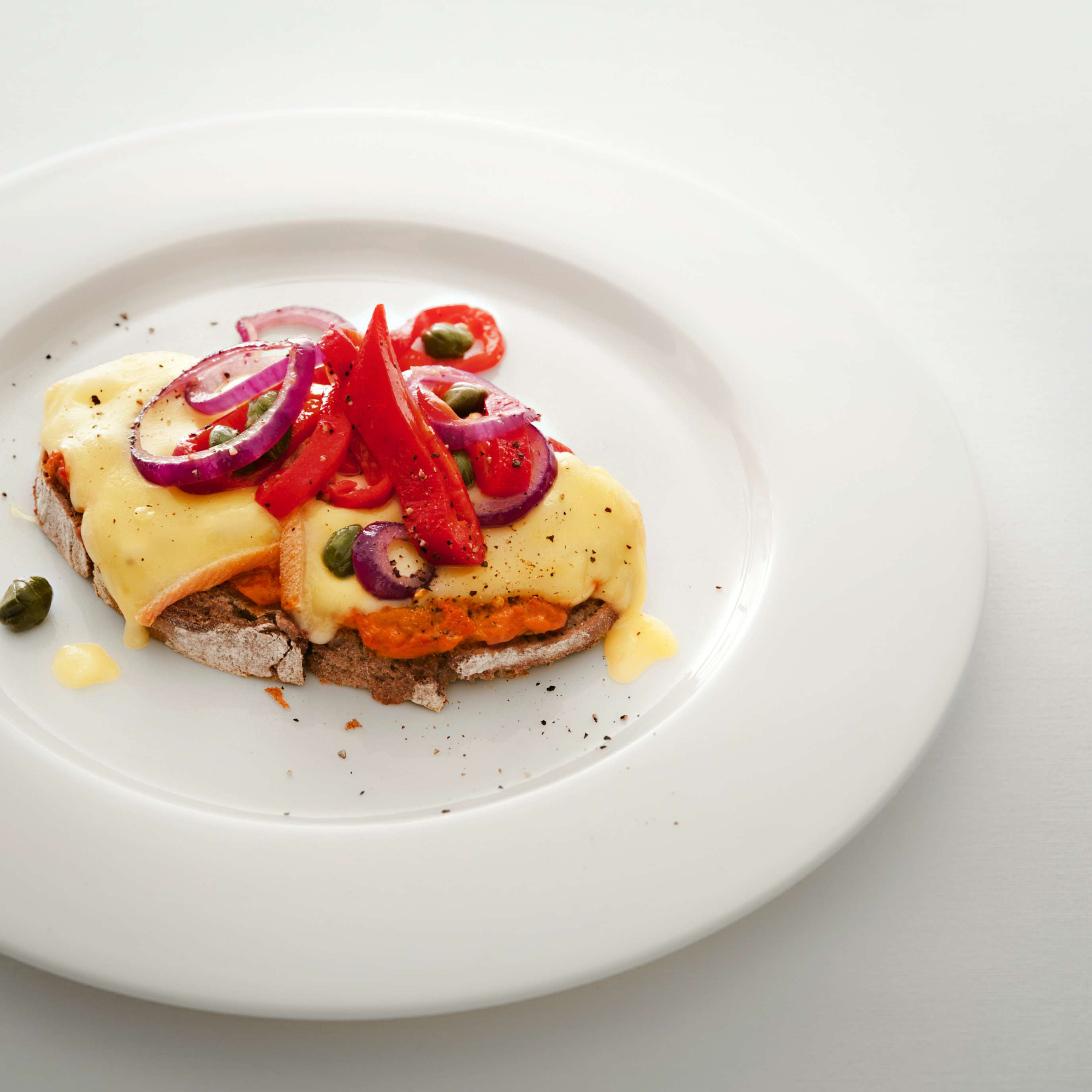 Ofenraclette-Brot mit Paprika-Zwiebeln