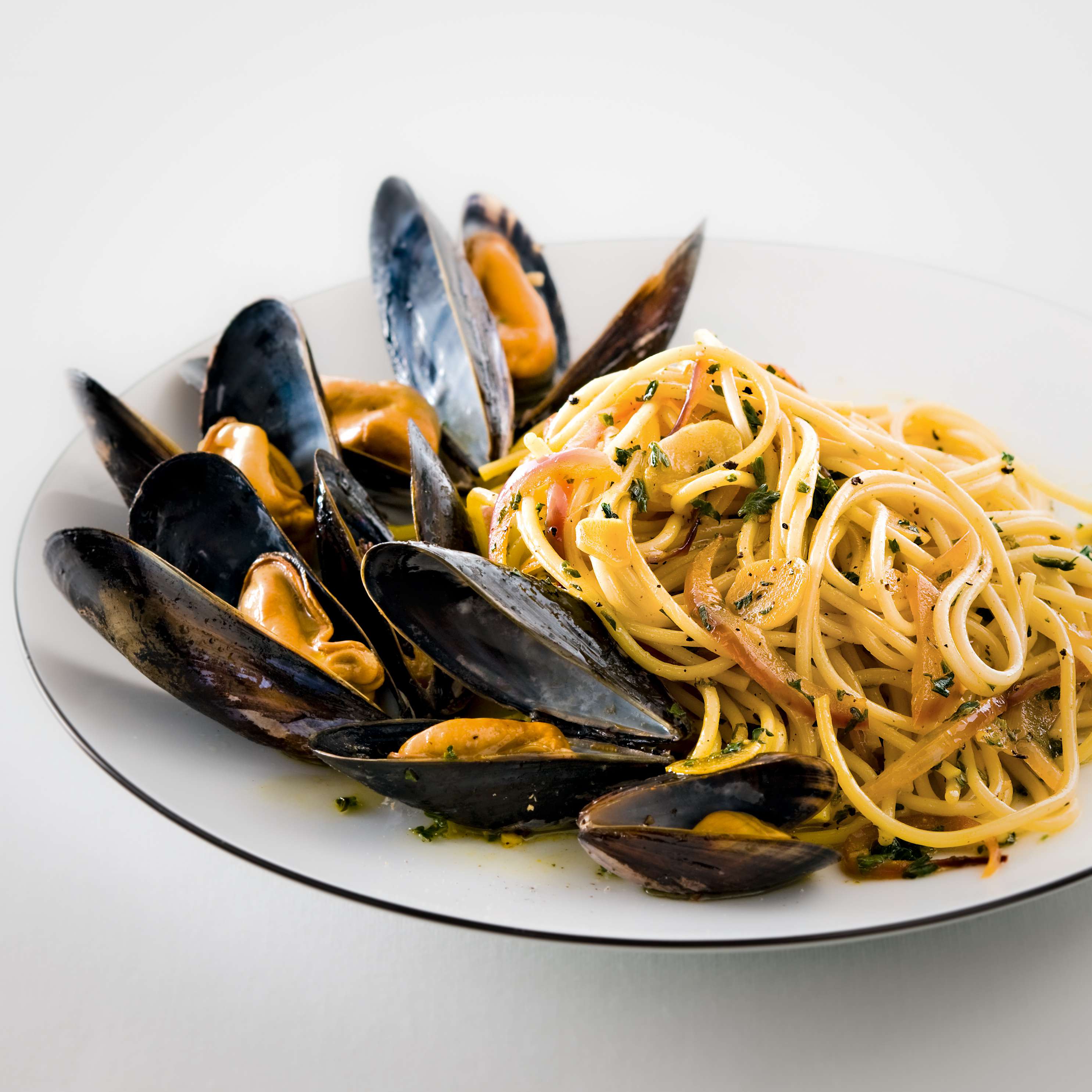 Muscheln mit Spaghetti Safran-aglio e olio