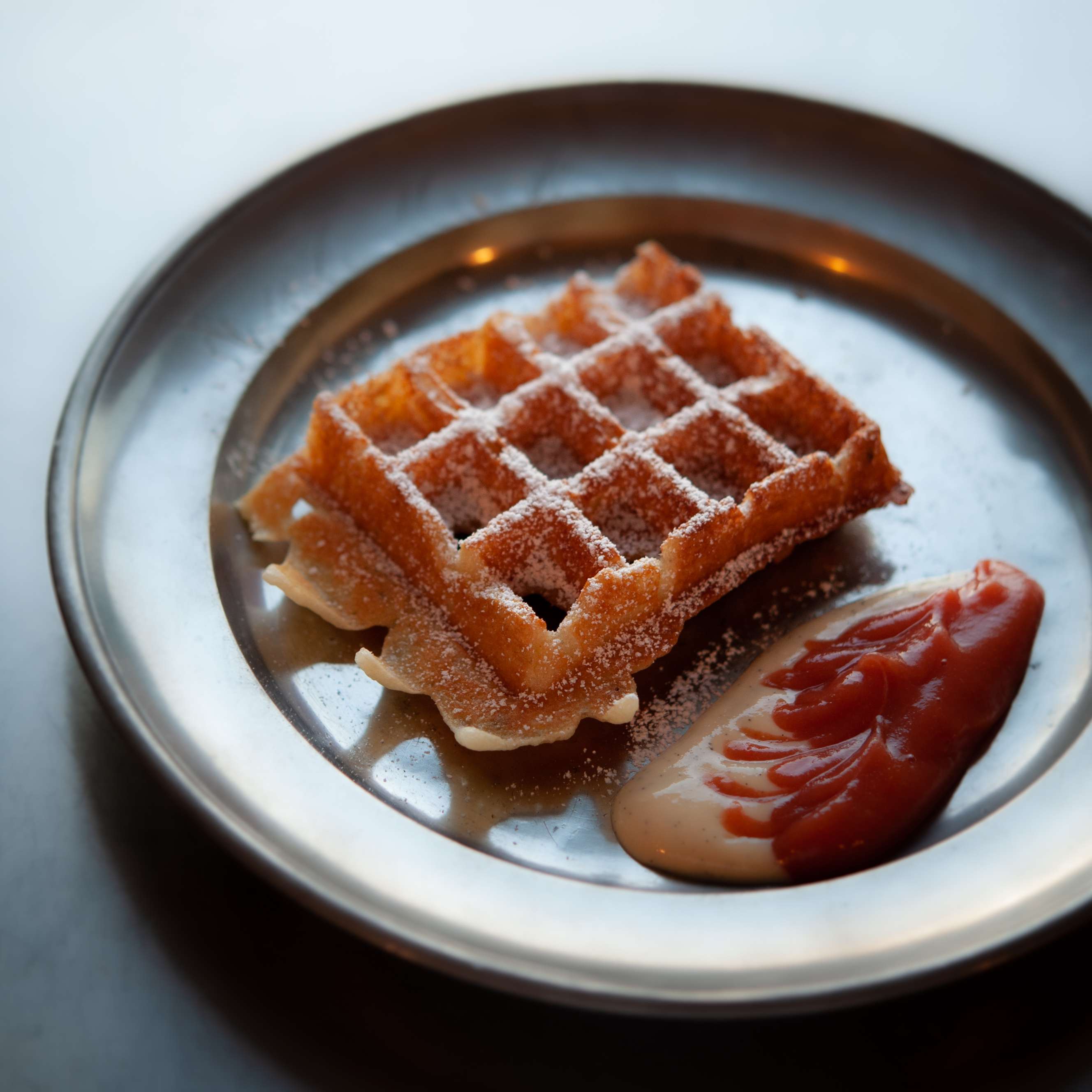 Waffeln mit Quittenmus und Vanillesauce