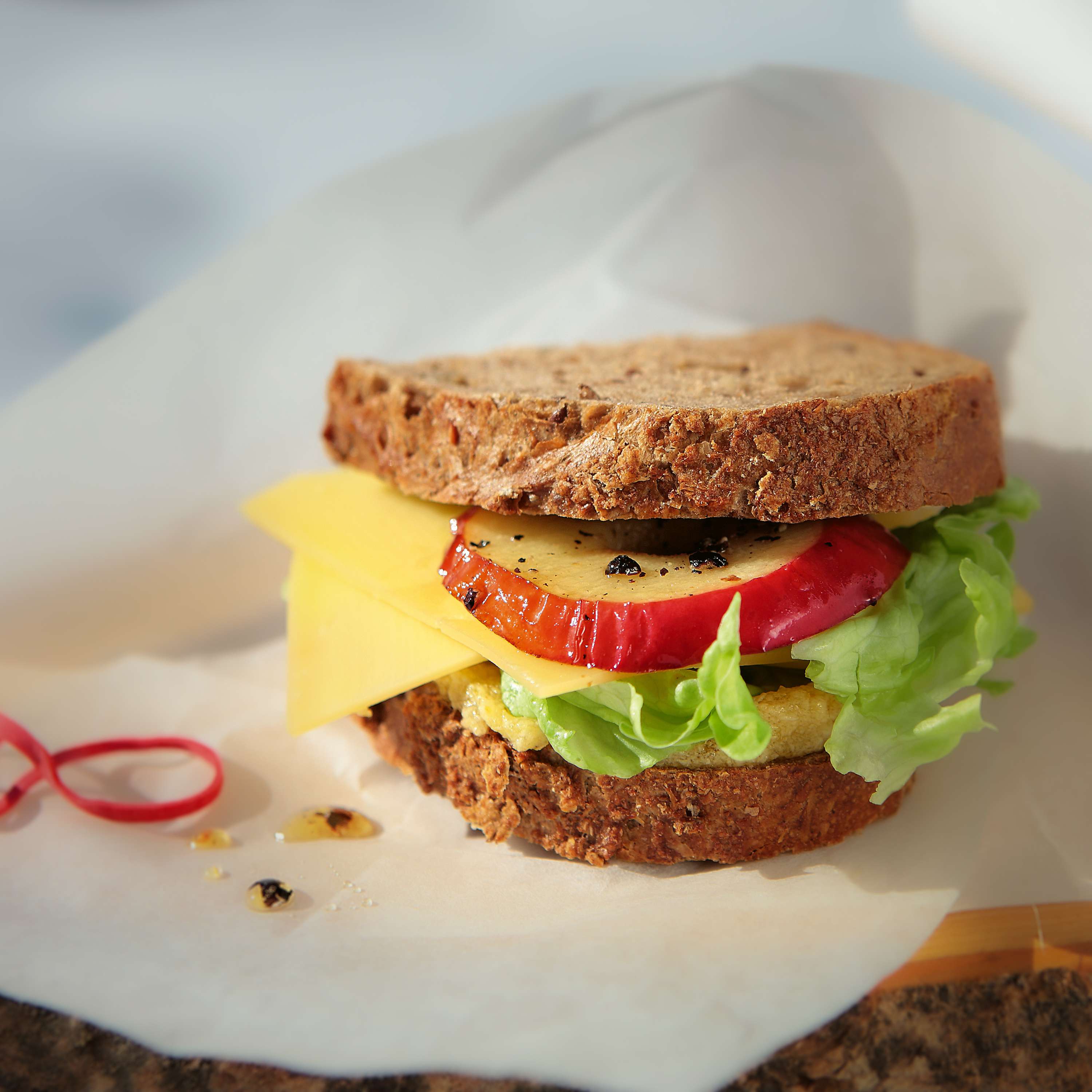 Alpen-Burger mit Bergkäse, gepfefferten Bratapfelscheiben und Feigensenf-Butter