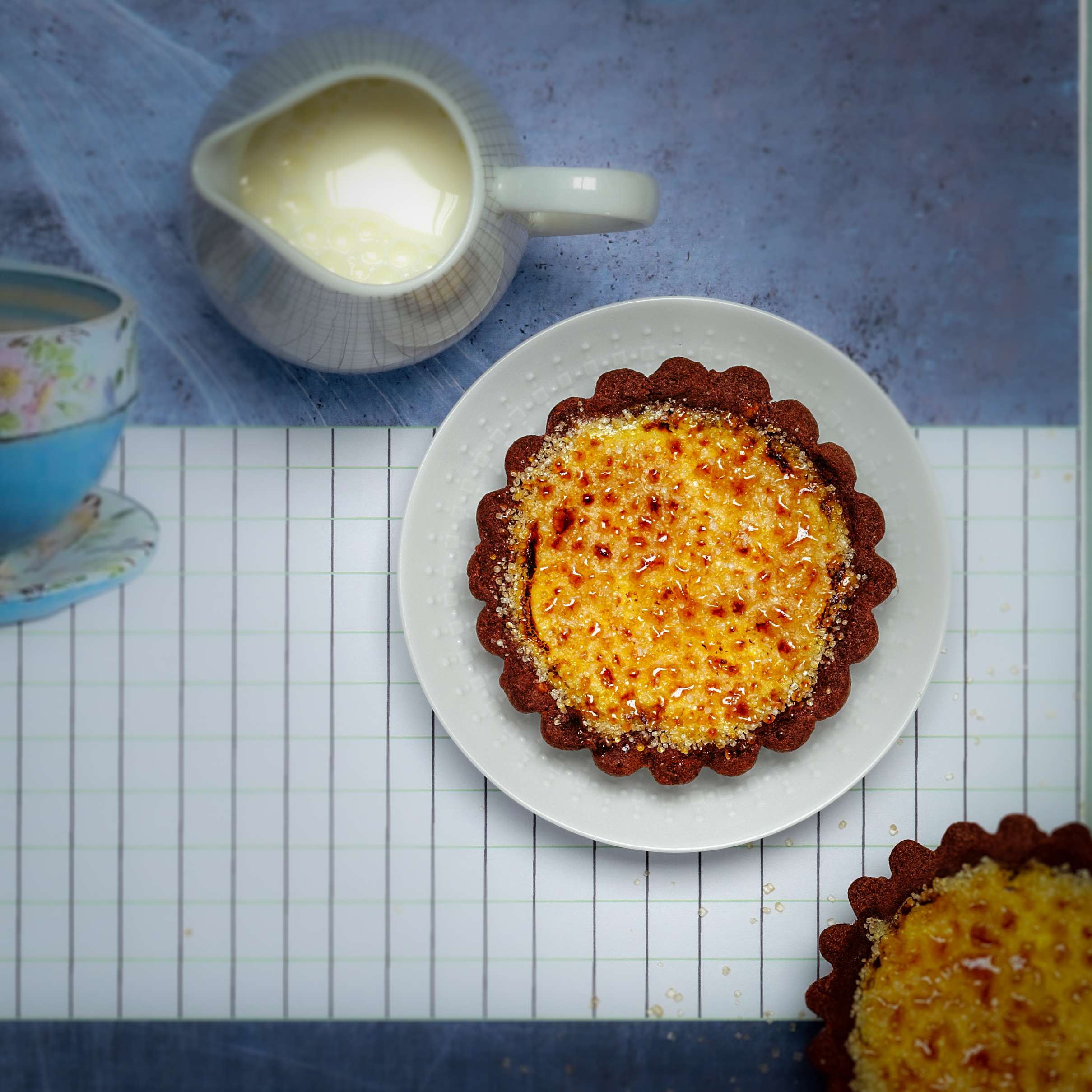 Kleine weiße Schokoladen-Crème-brûlée-Tartes