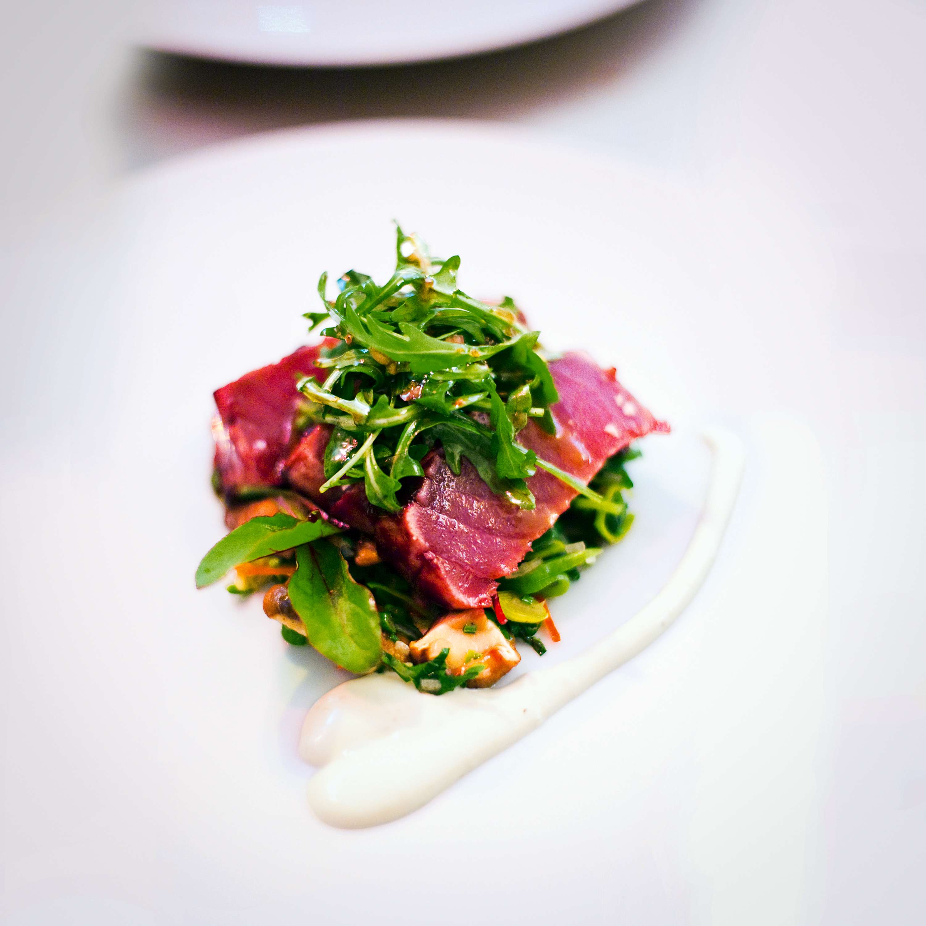 Thunfisch im Himbeerlack mit Ingwer-Lauch, gebackenen Himbeeren und grüner Meerrettichcreme