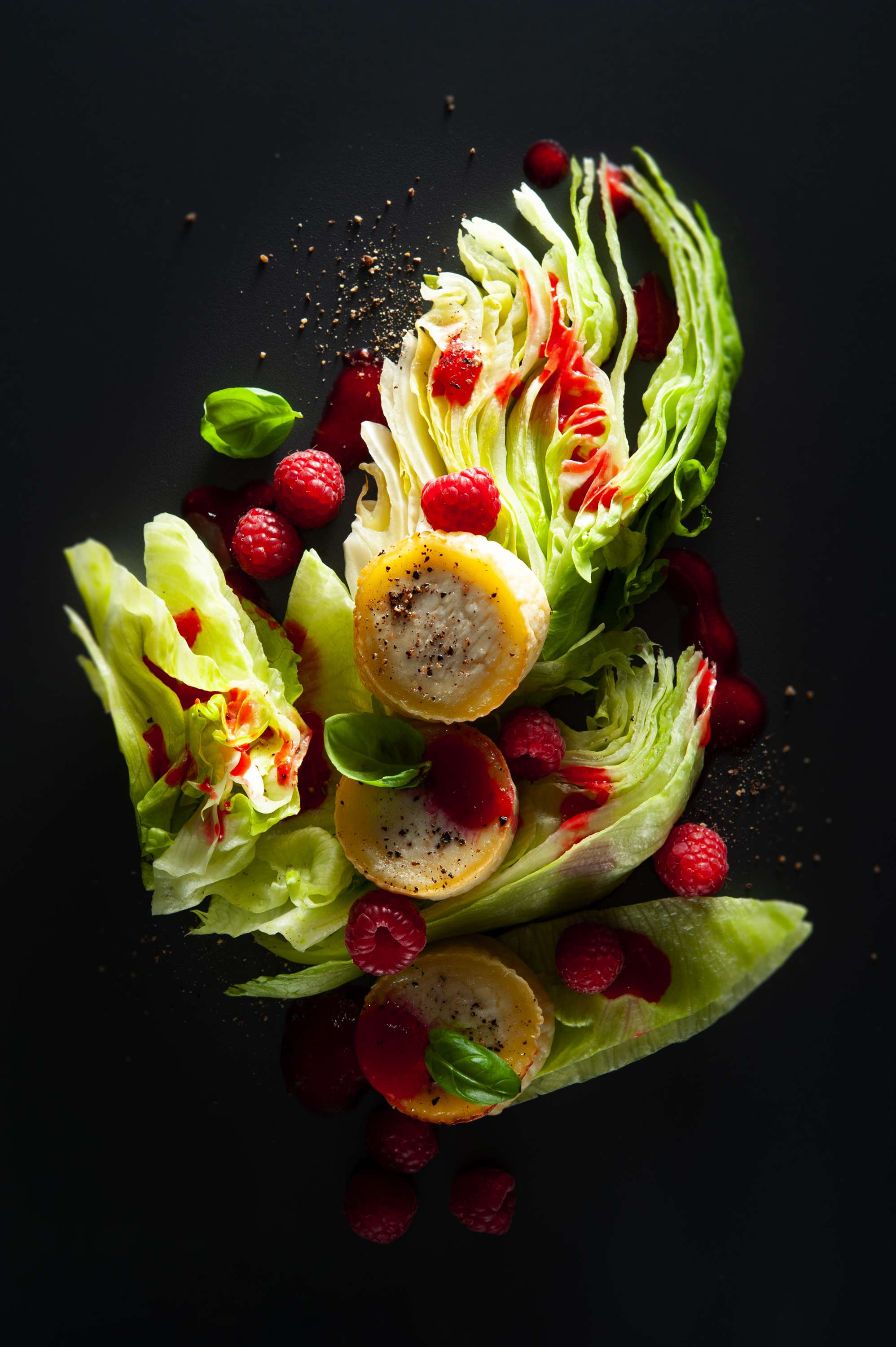 Eisbergsalat mit gratiniertem Ziegenkäse und Himbeervinaigrette