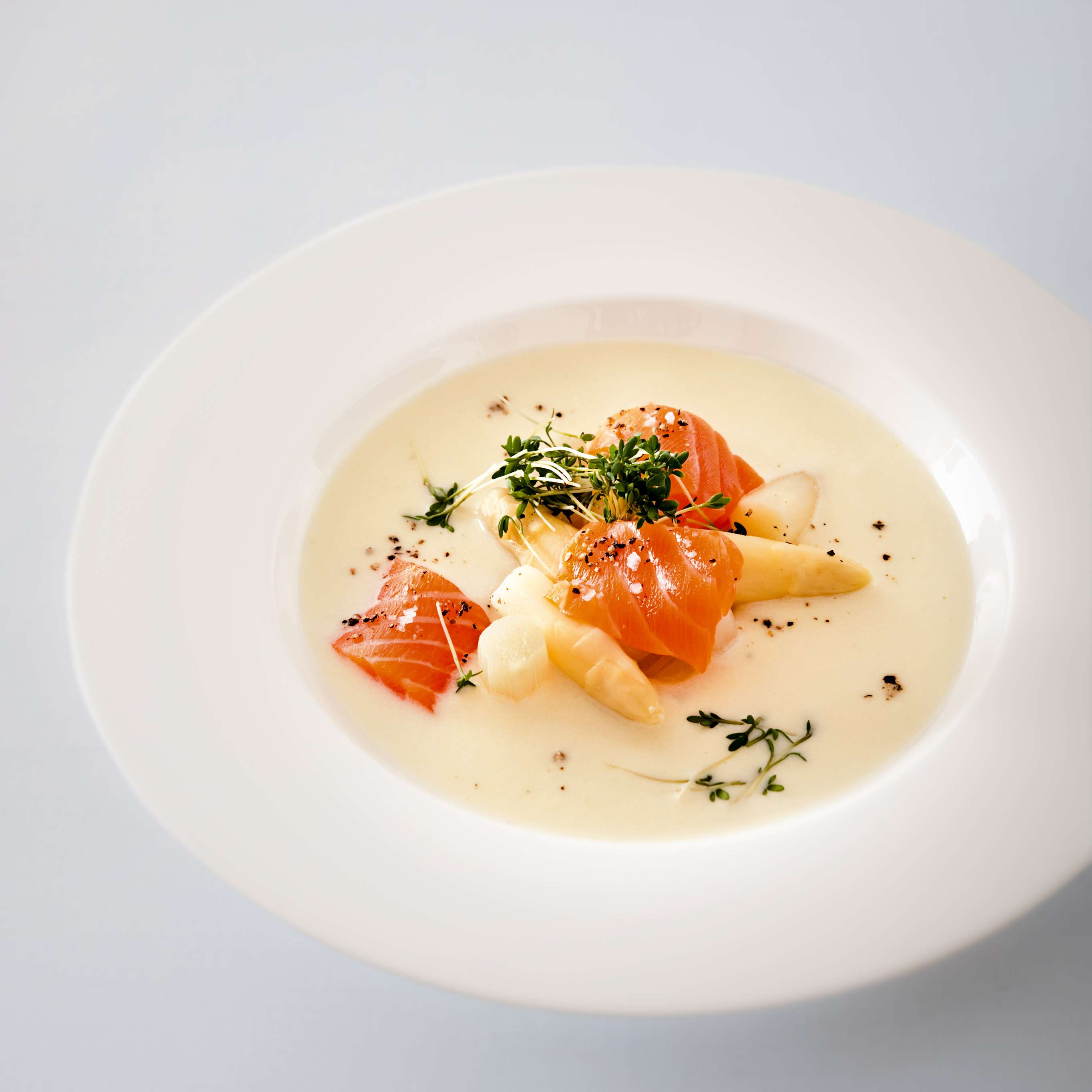 Schnelle Spargelsuppe mit Lachs-Sashimi