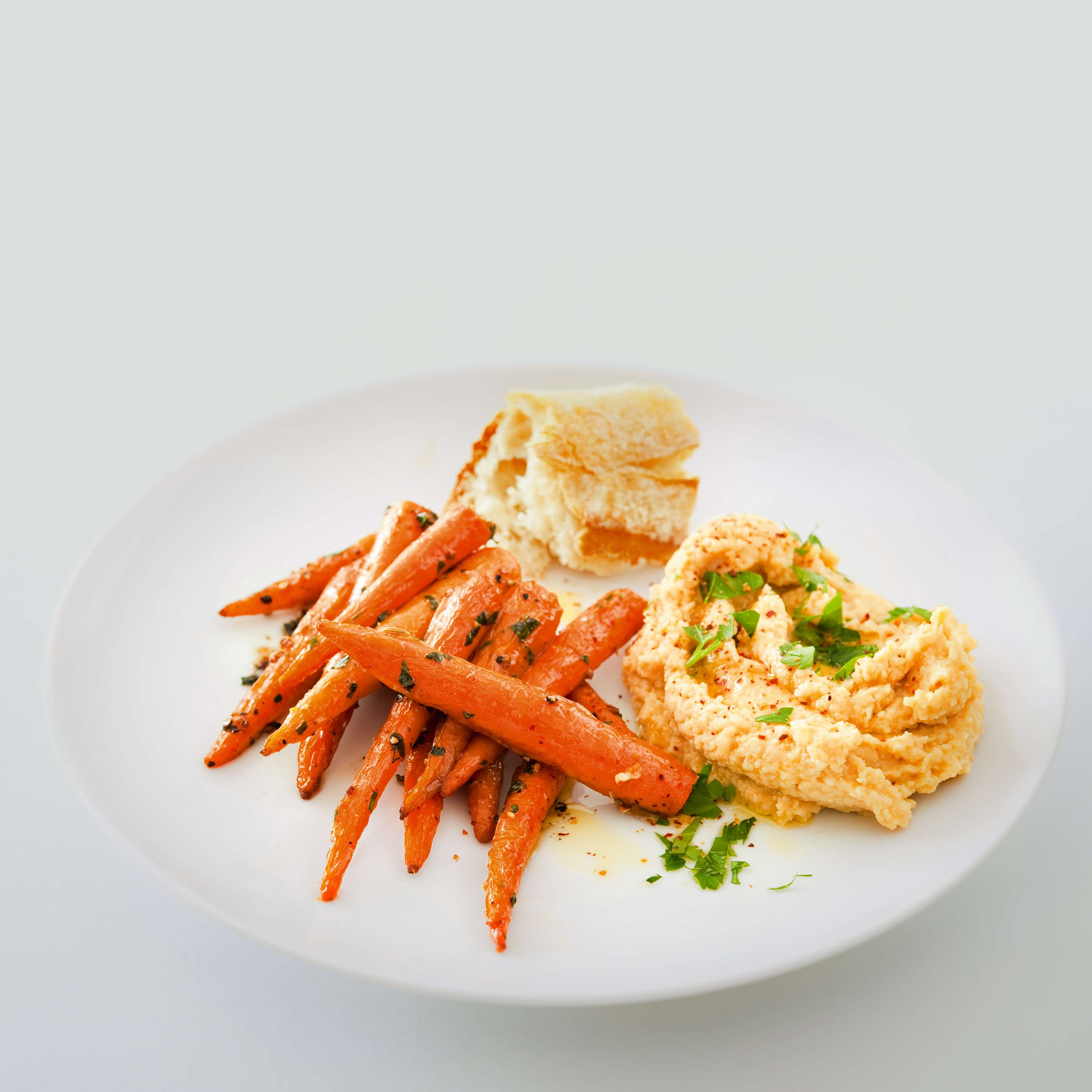 Gebratene Gewürzmöhrchen mit Kichererbsenpüree