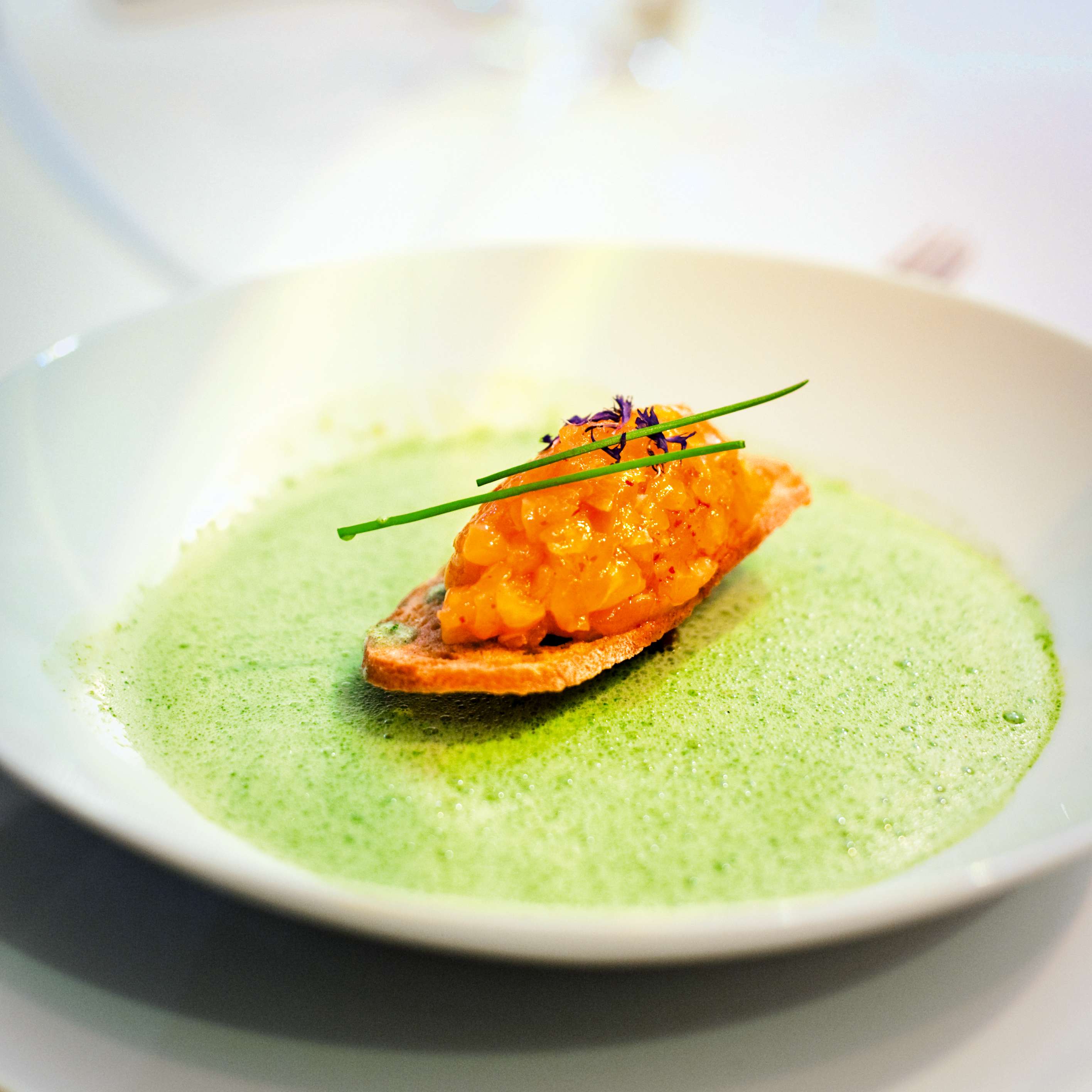 Brunnenkresse-Schaumsuppe mit Saiblingstatar-Knusper - Effilee