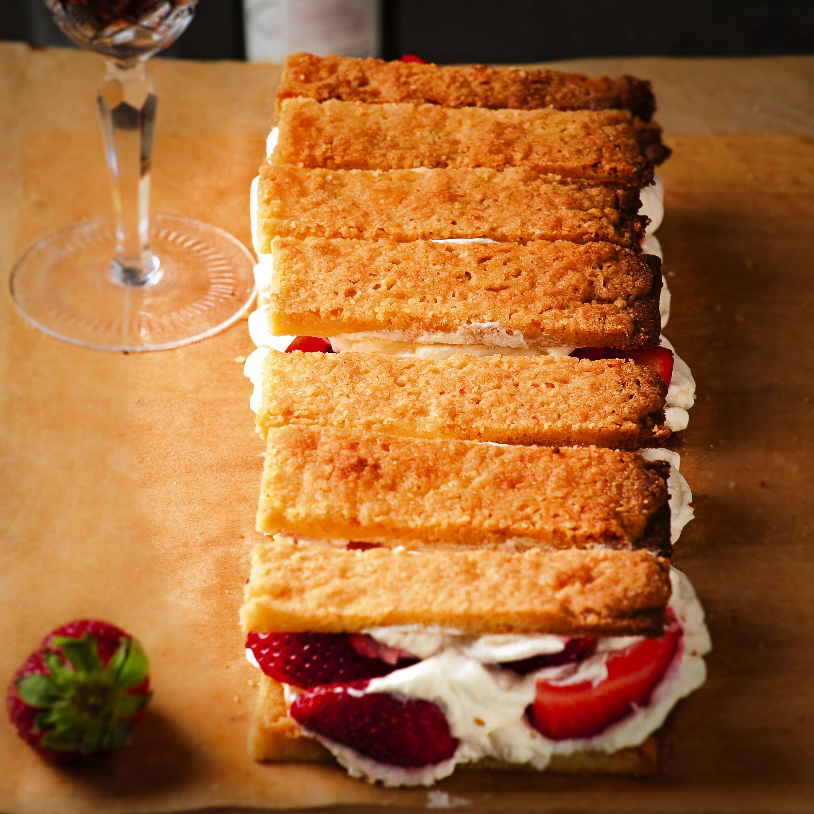 Streuselkuchen mit Erdbeeren und Eisenkrautsahne