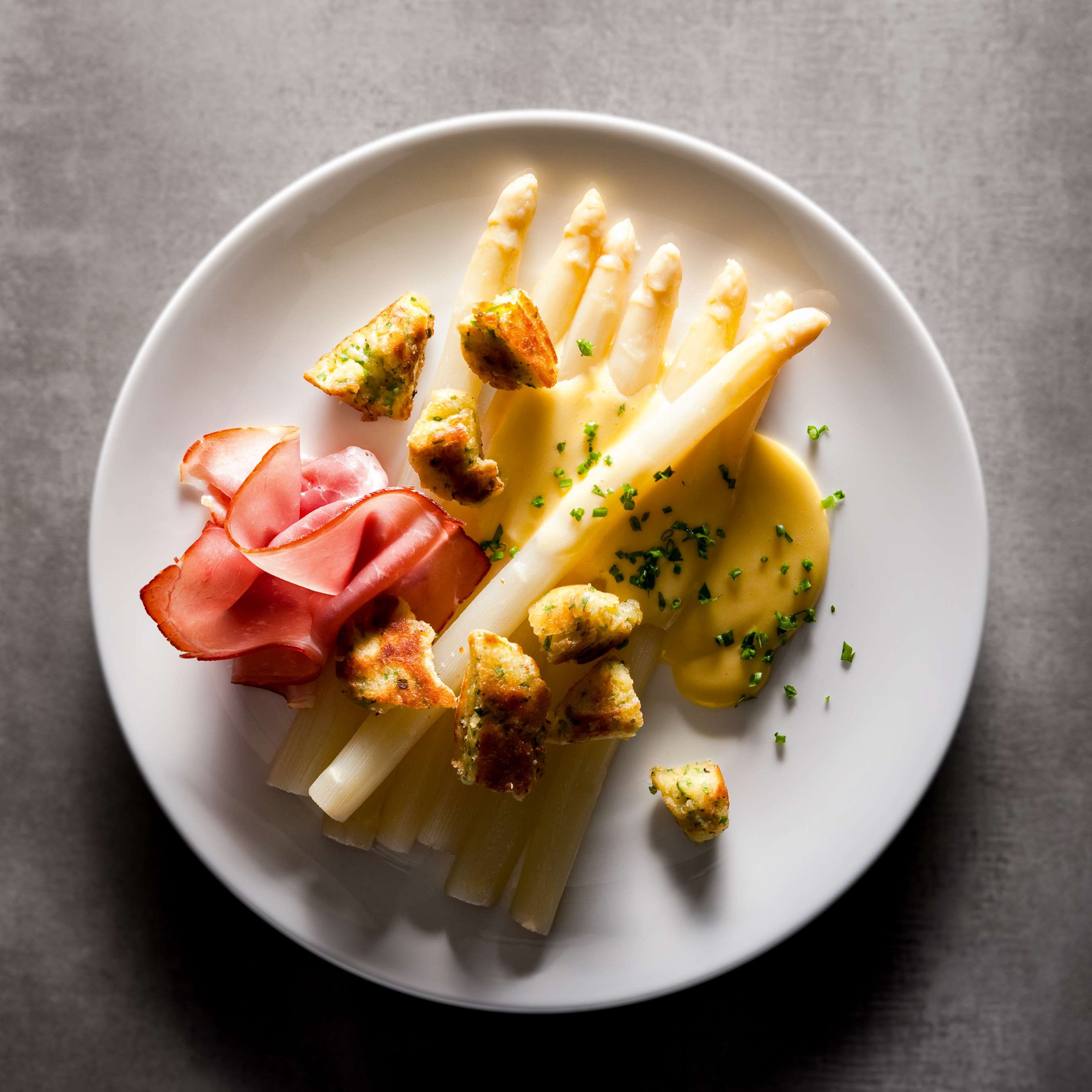 Spargel mit Sauce Hollandaise und Kratzete