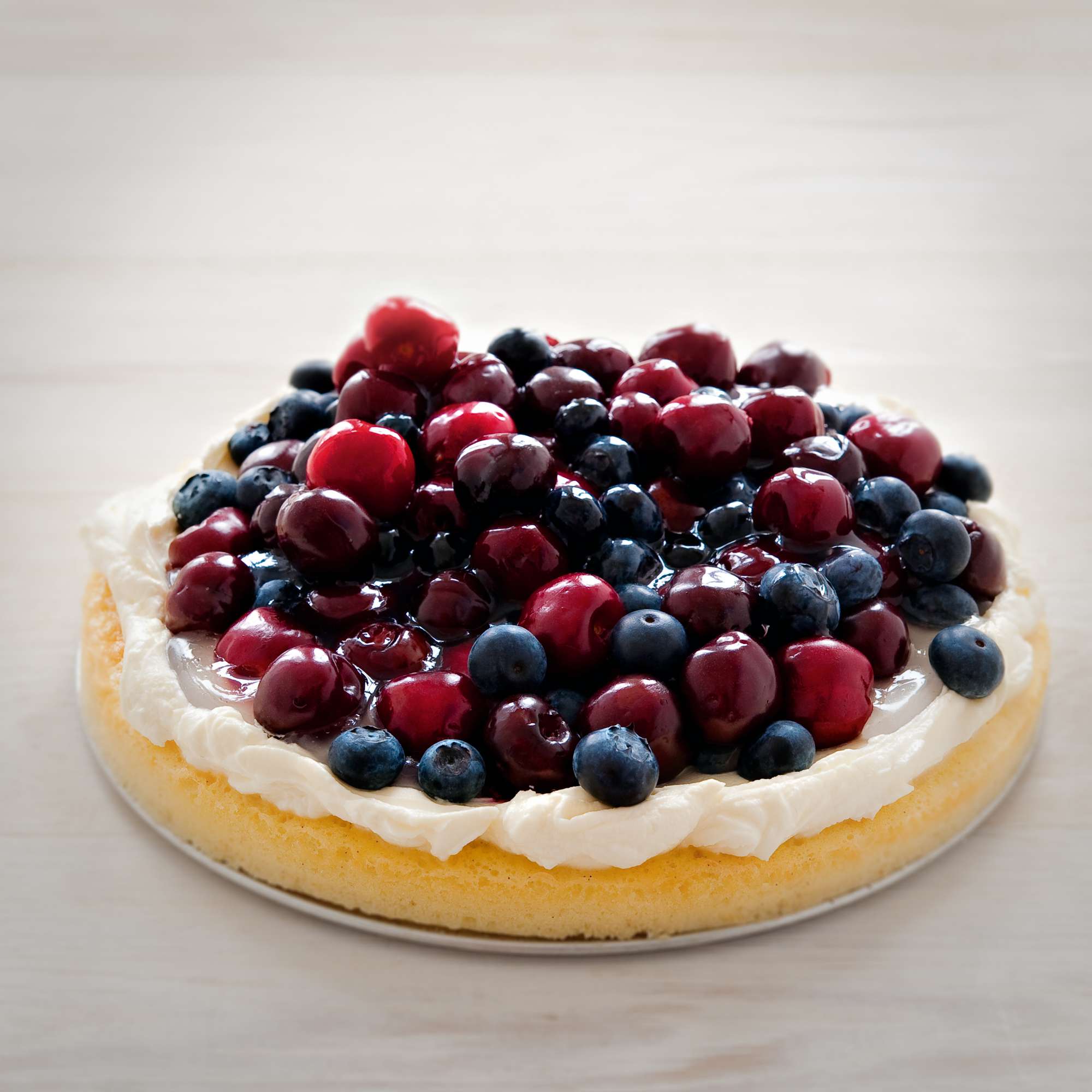 Biskuittorte mit Kirschen und Heidelbeeren