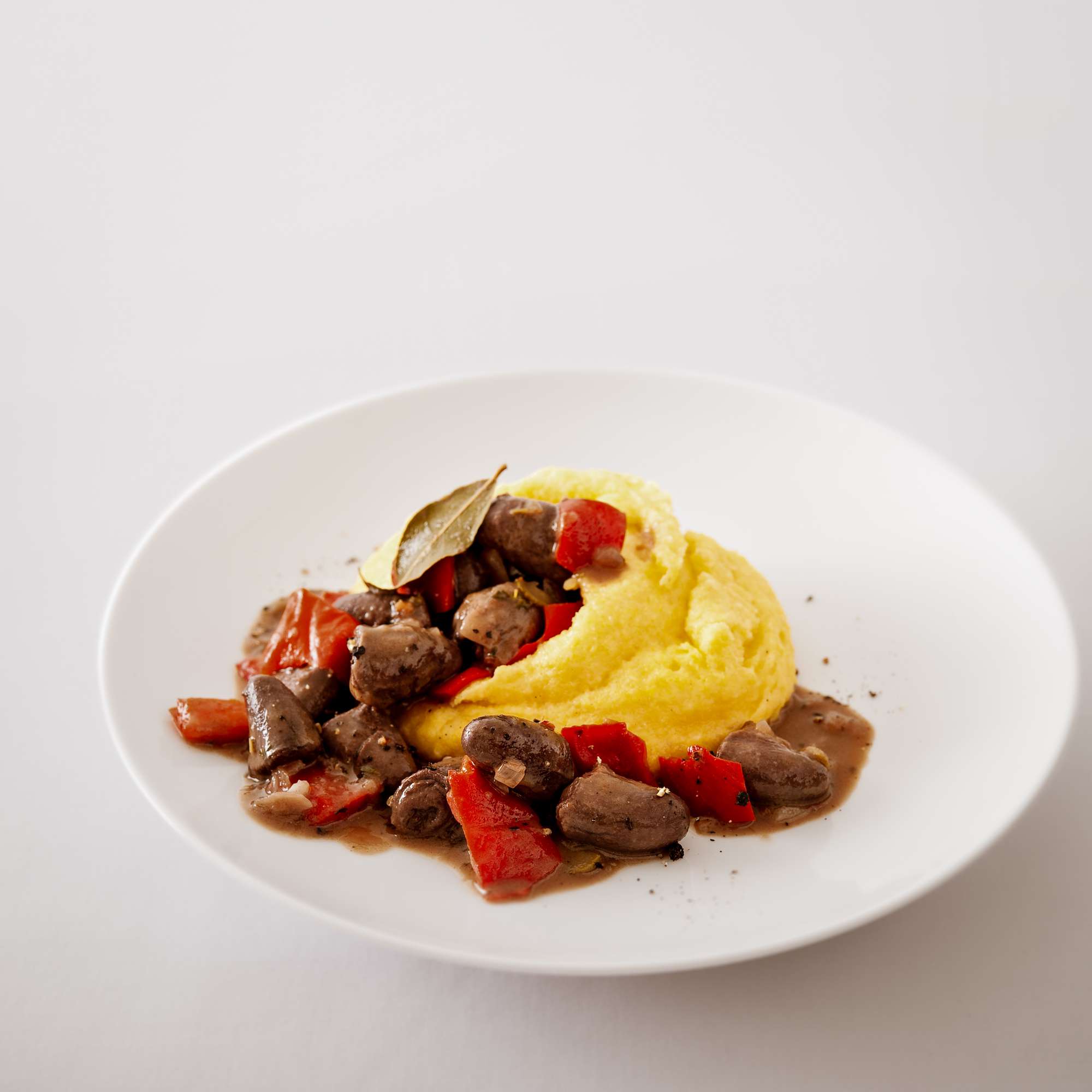 Hähnchenherzen-Ragout in Rotwein mit Parmesan-Polenta