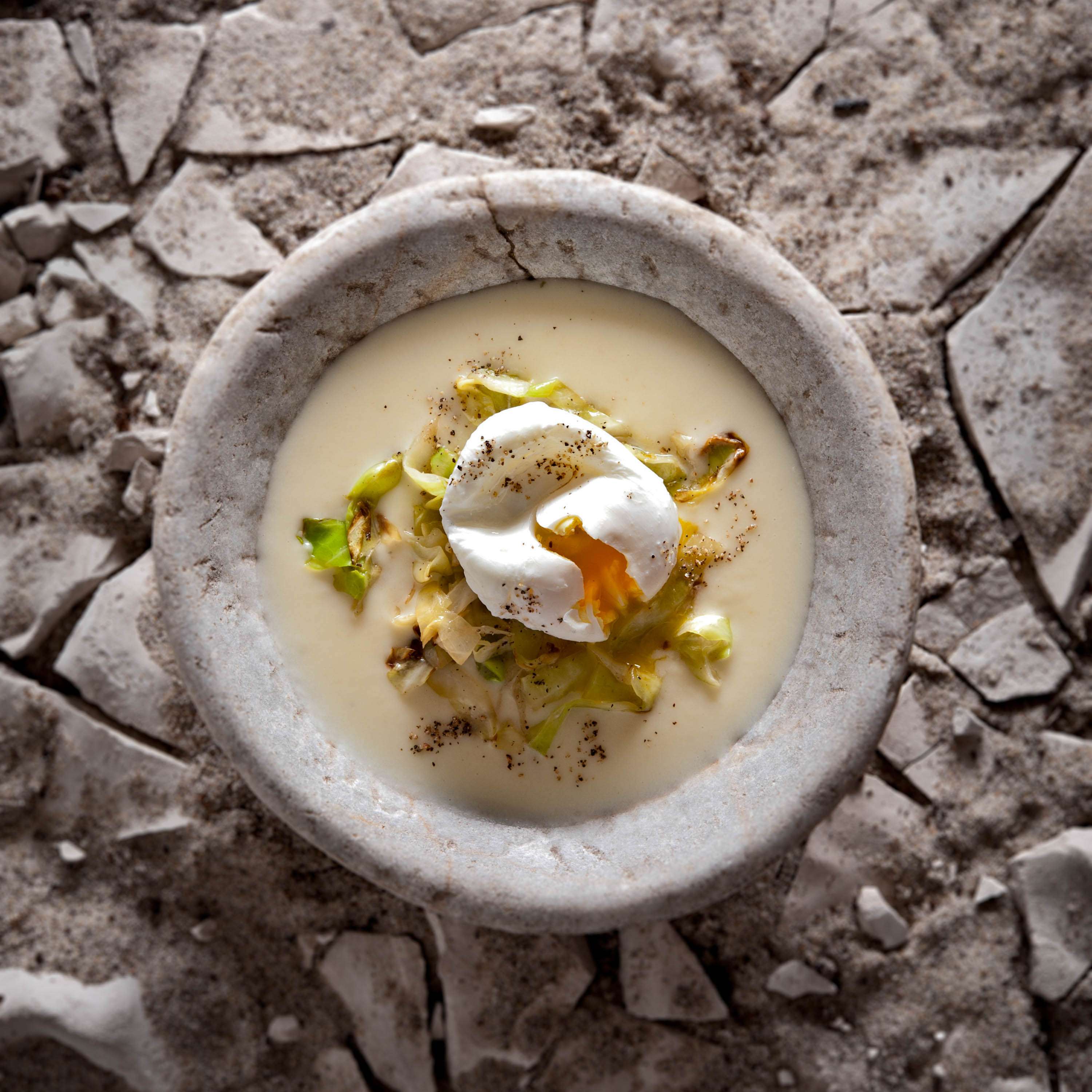 Verlorenes Ei mit Spitzkohl und Pastikanencremesuppe