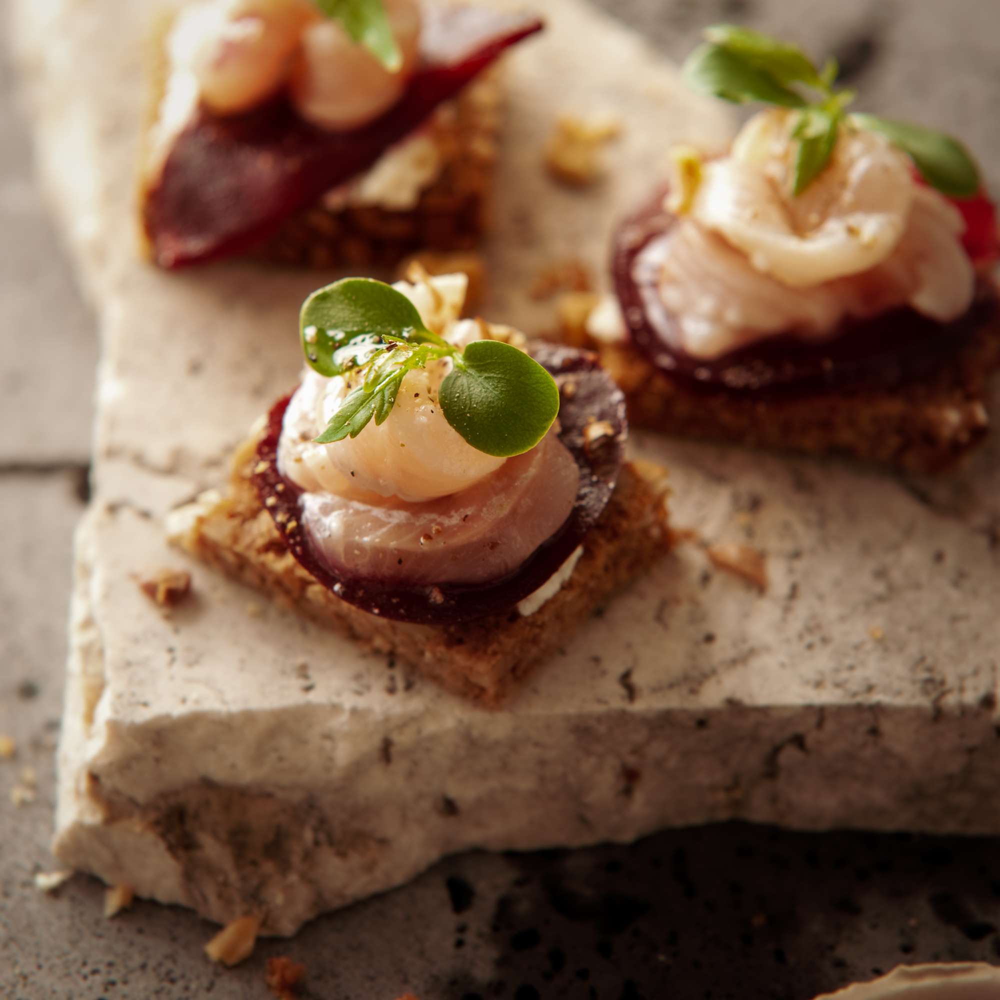 Forelle mit Roter Bete, Birne, Ziegenfrischkäse und gebrannten Walnüssen