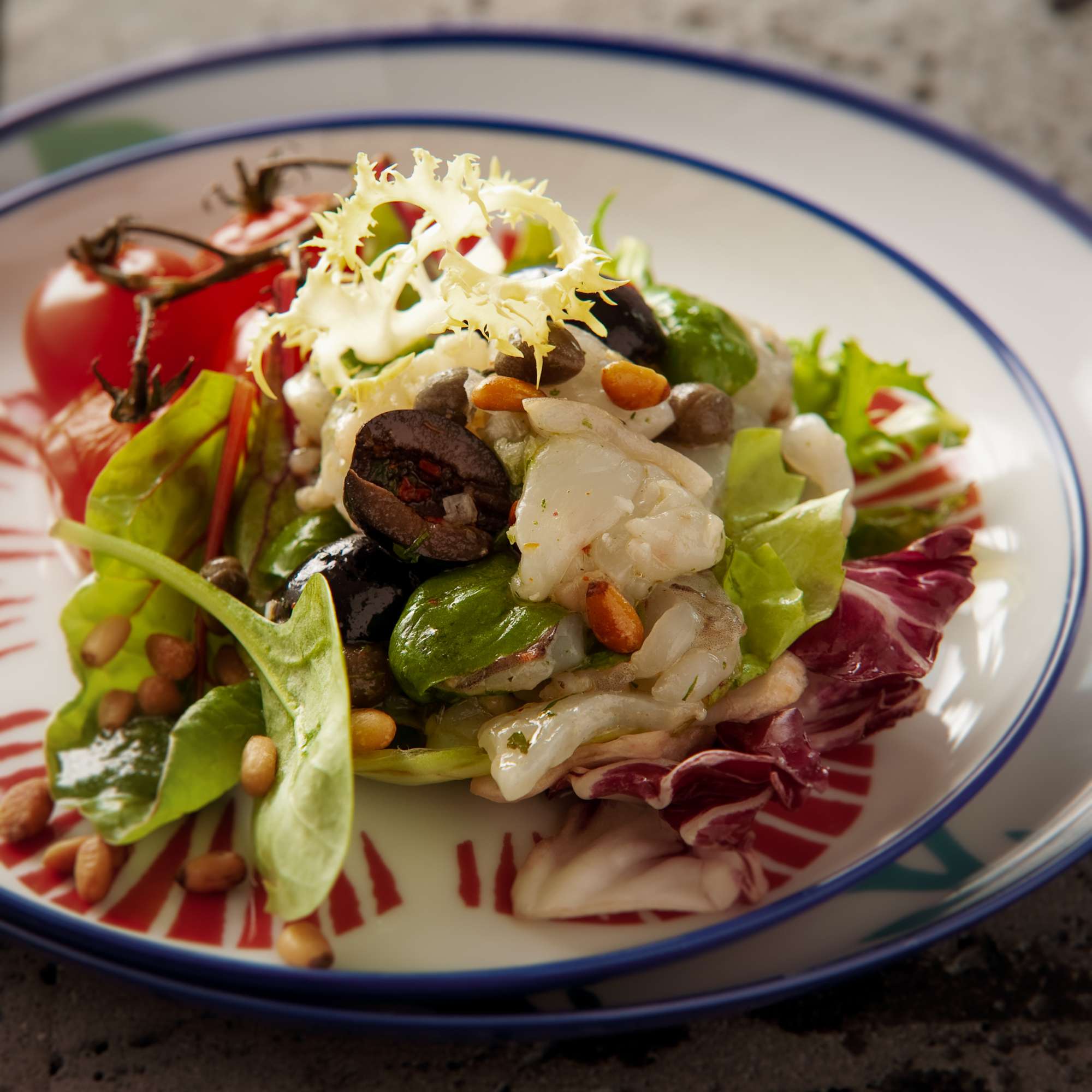 Riesengarnele mit geschmorter Tomate, Olive und Basilikum