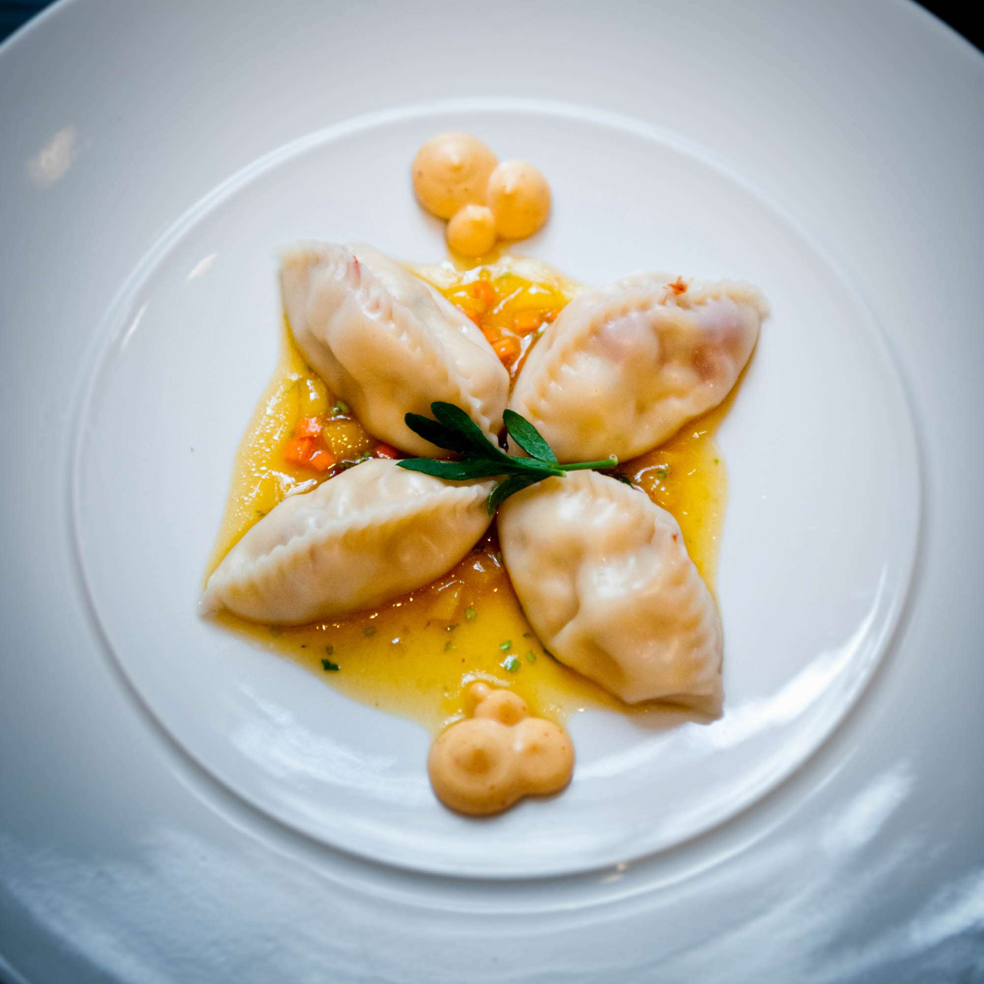 Rezept von Tim Raue: Hummer-Dim-Sum mit Mangosauce und Mayonnaise