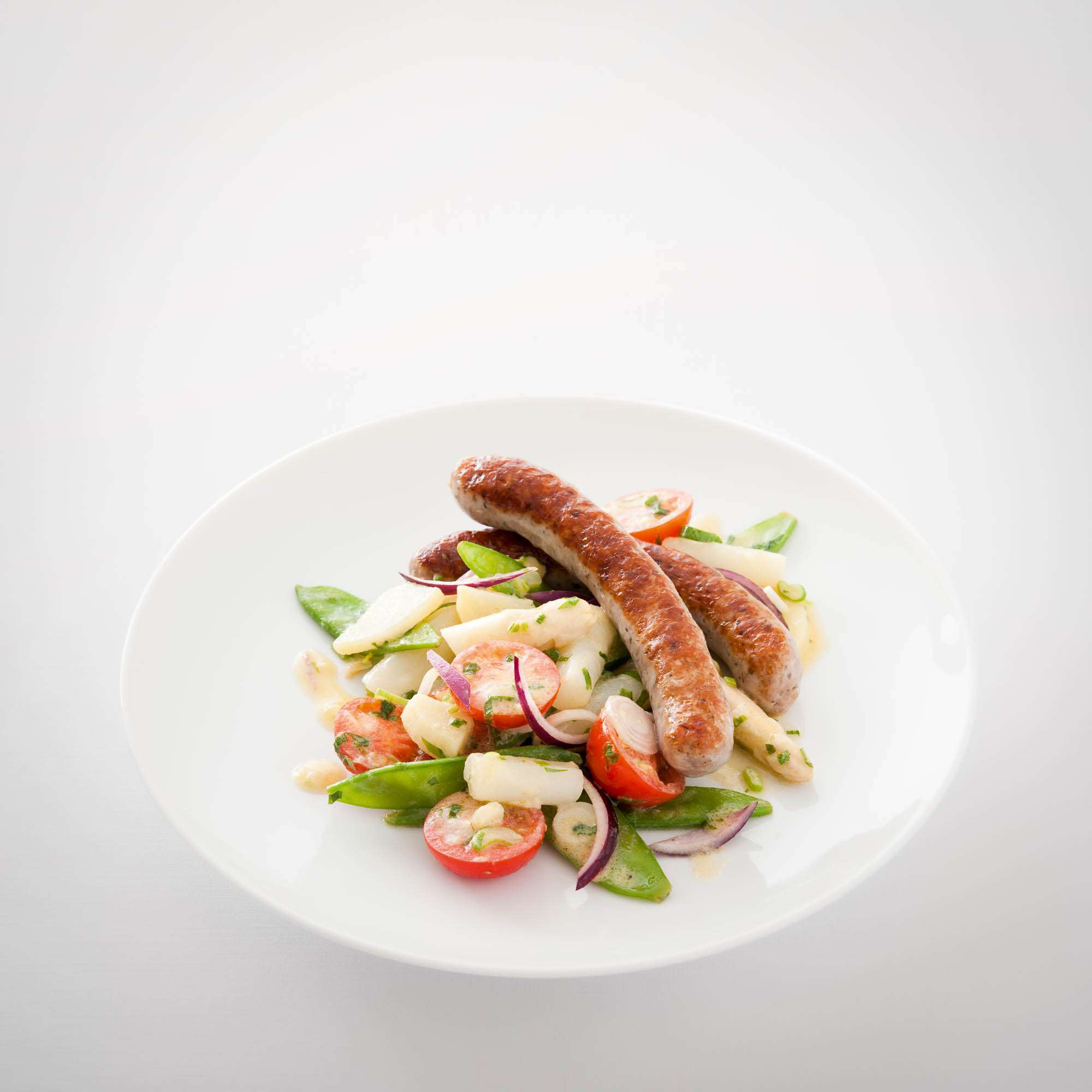 Gemüsesalat mit Estragon-Senf-Vinaigrette und Bratwurst