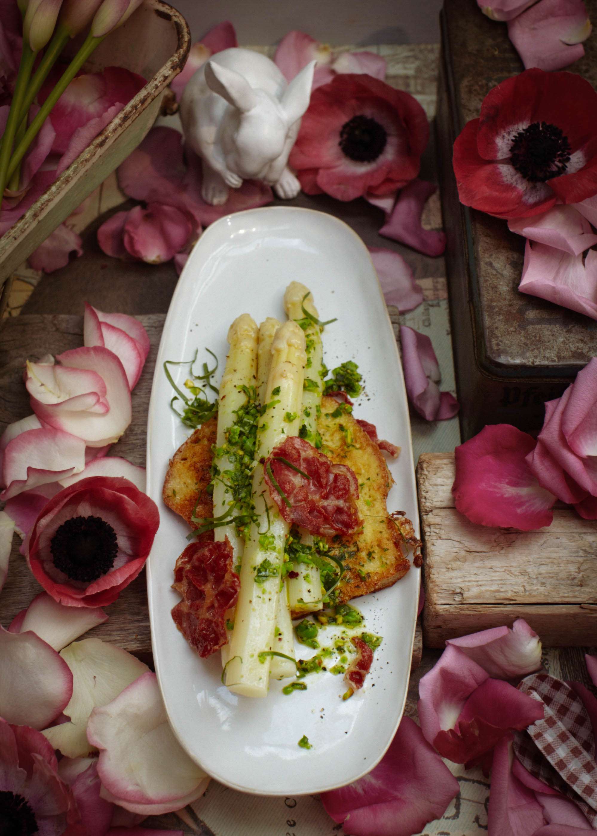 Weißer Spargel in Erbsen-Pistazien-Pesto auf Ciabatta-Frenchtoast