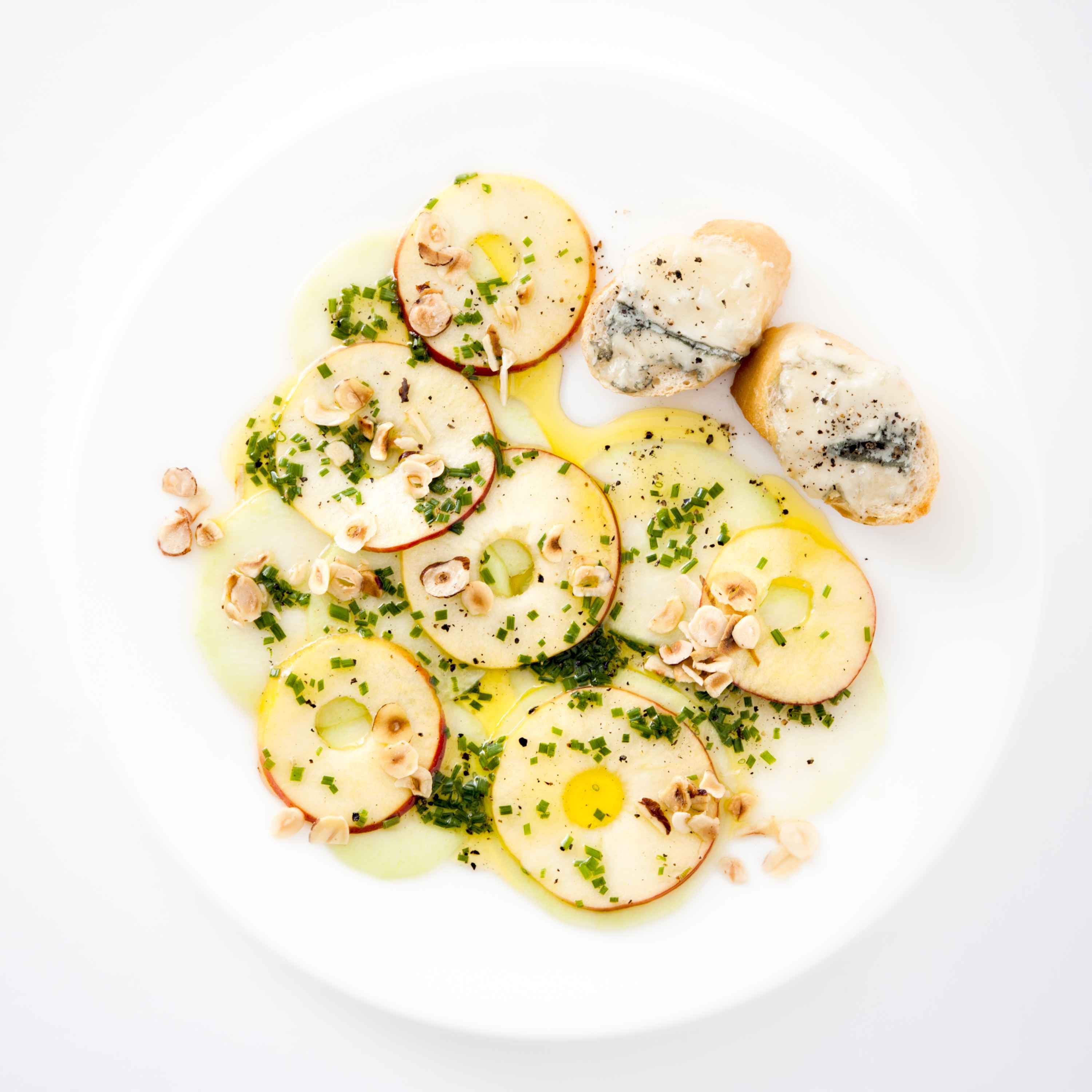 Kohlrabi-Apfel-Salat mit Haselnüssen und Gorgonzola-Crostini