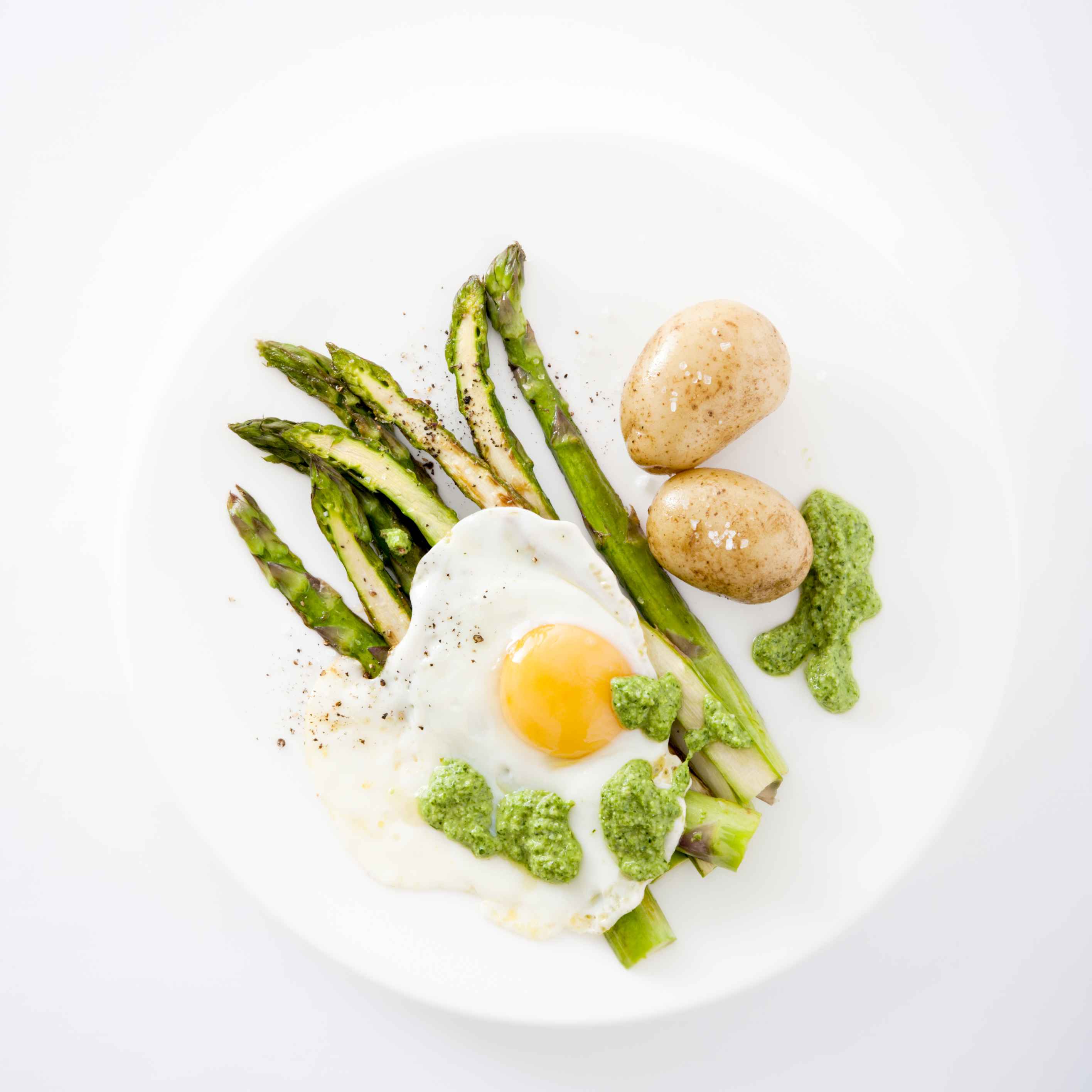 Gebratener Spargel mit Gartenkräuterpesto, Spiegelei und Pellkartoffeln