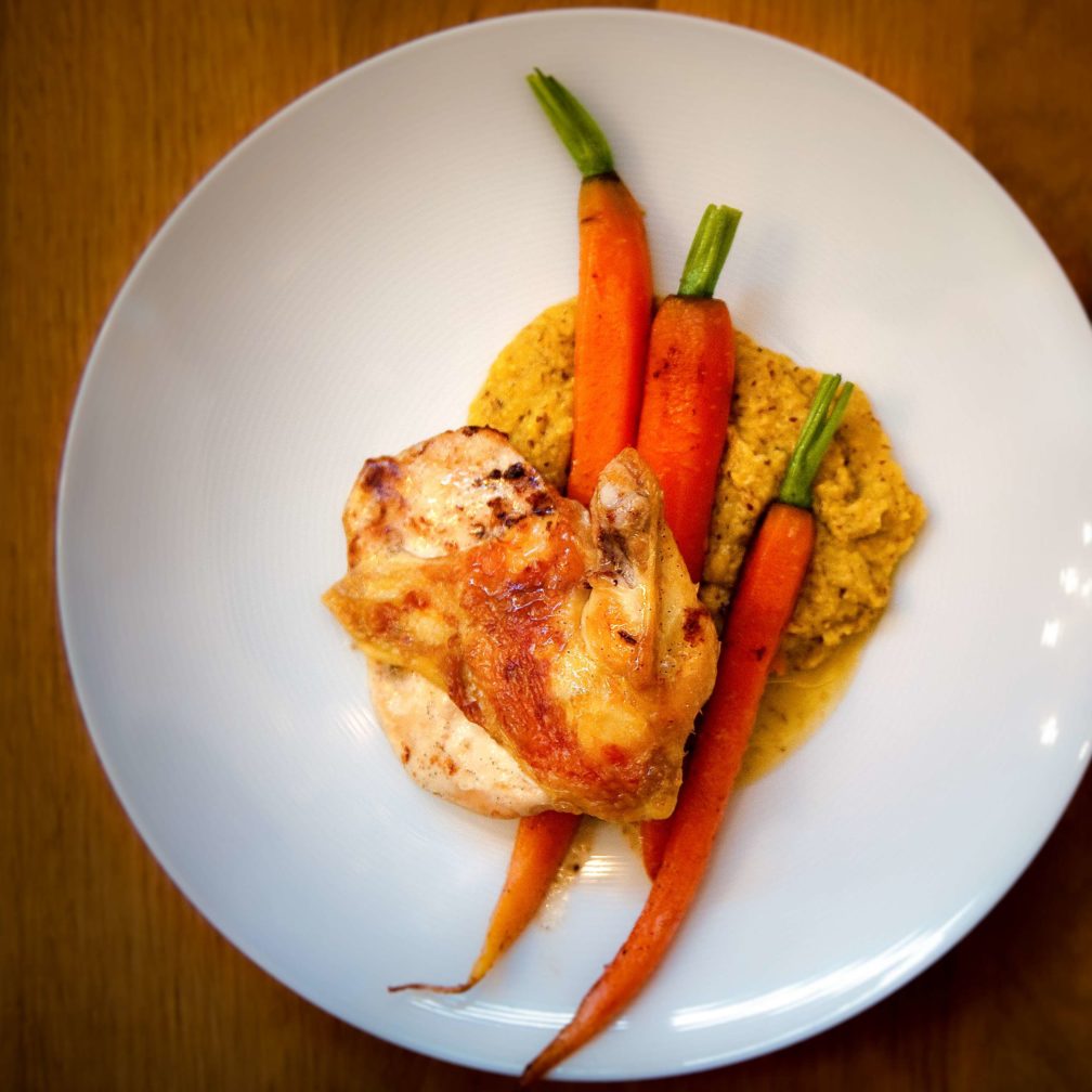 Poulardenbrust mit Vanillebutter, Polenta und jungen Möhren - Effilee