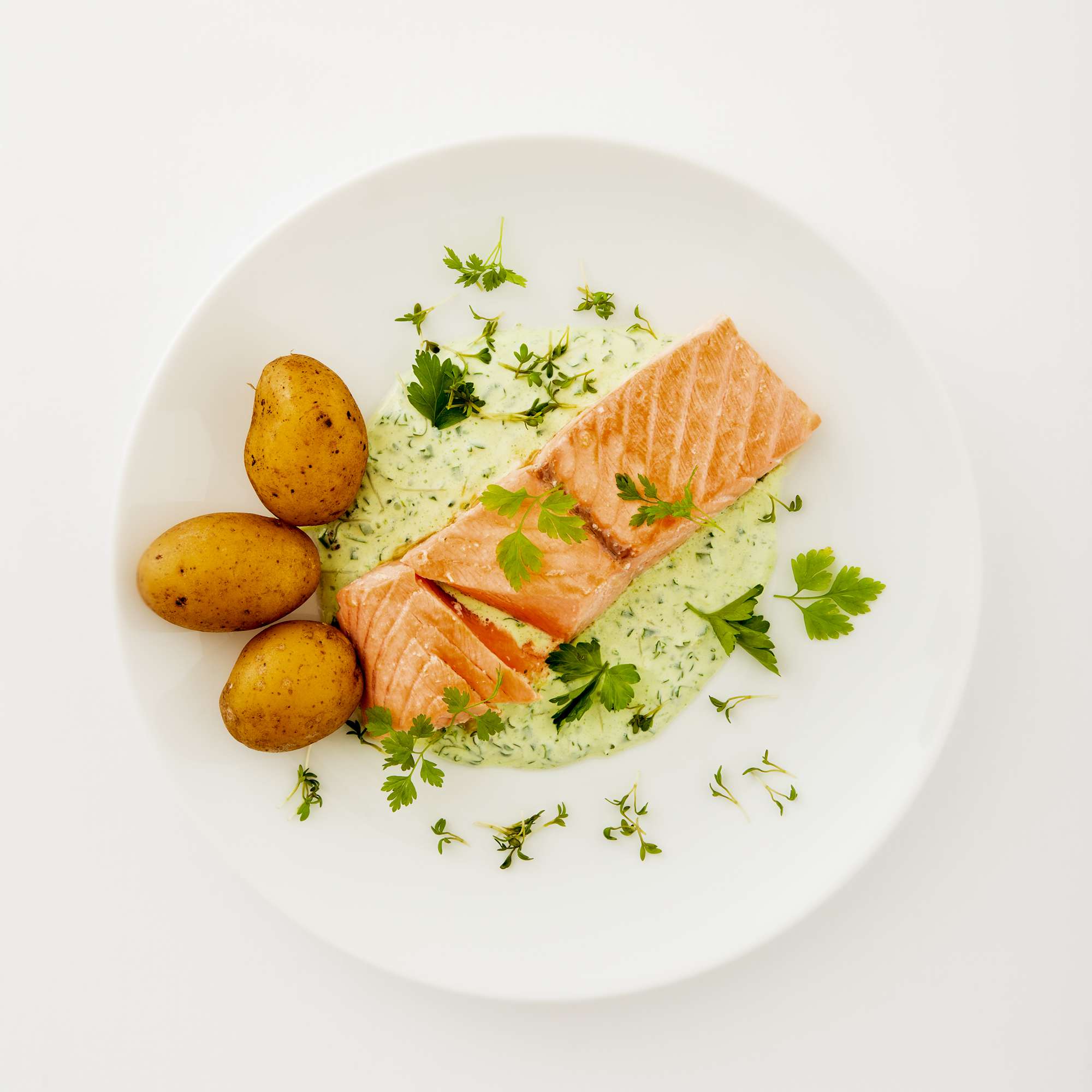 Lachs in Butter mit grüner Sauce und neuen Kartoffeln