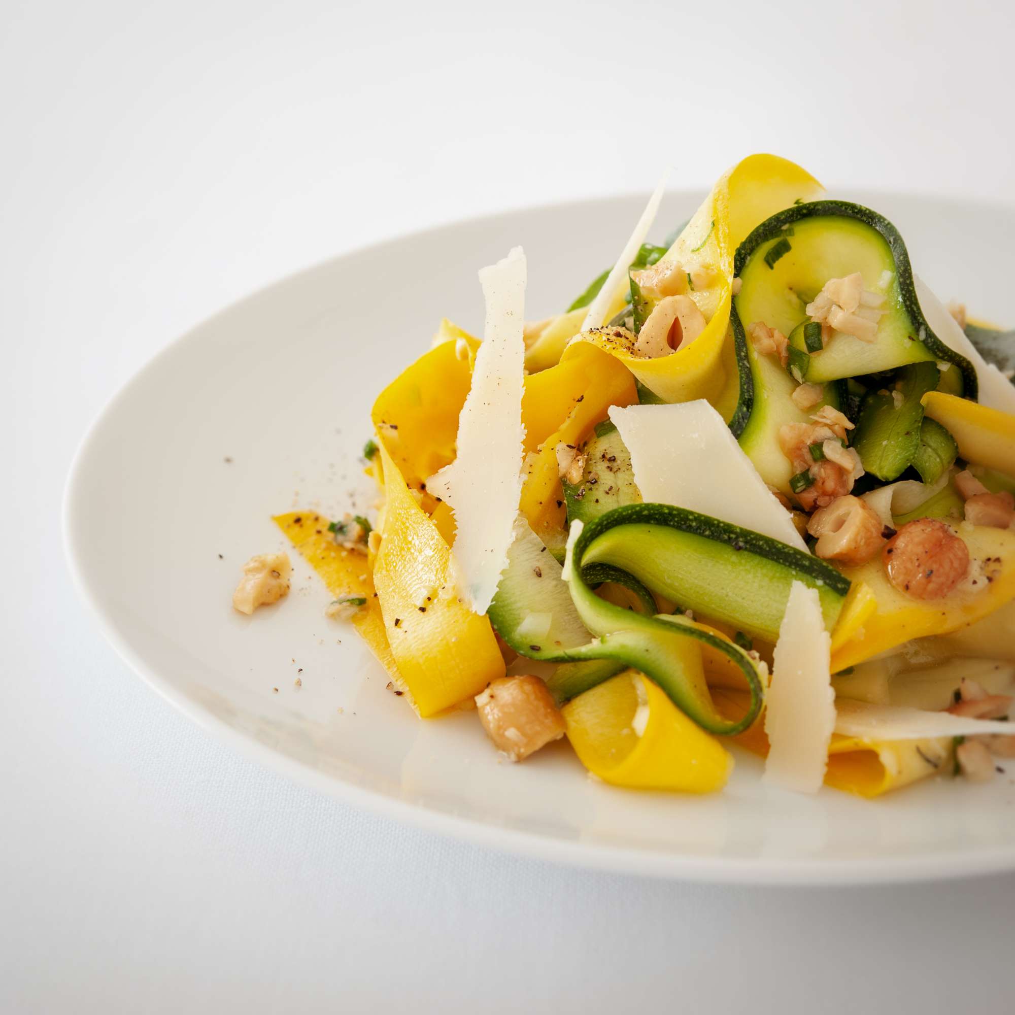 Zucchini-Cashew-Salat mit Parmesan