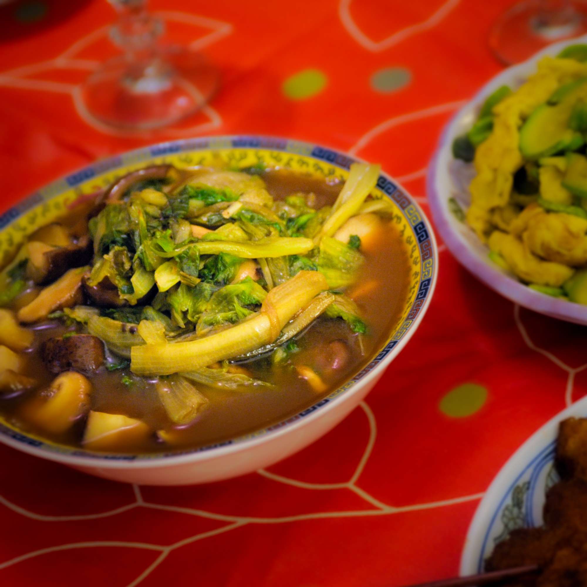 Qingcaichaomogu - Shiitake mit grünem Salat