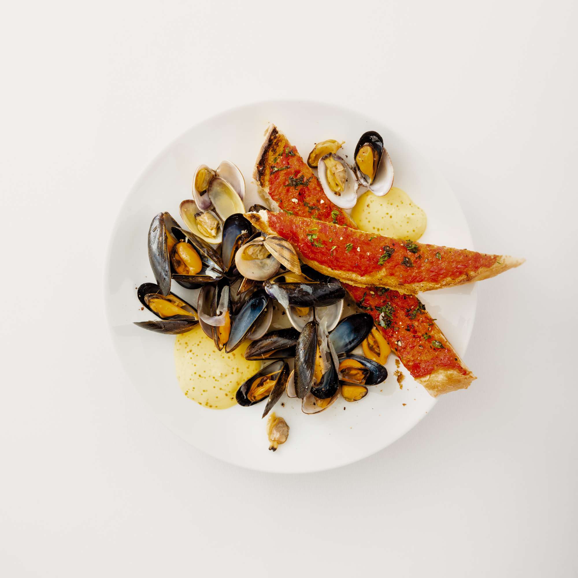 Muscheln in Wein mit geröstetem Paprika-Fladenbrot