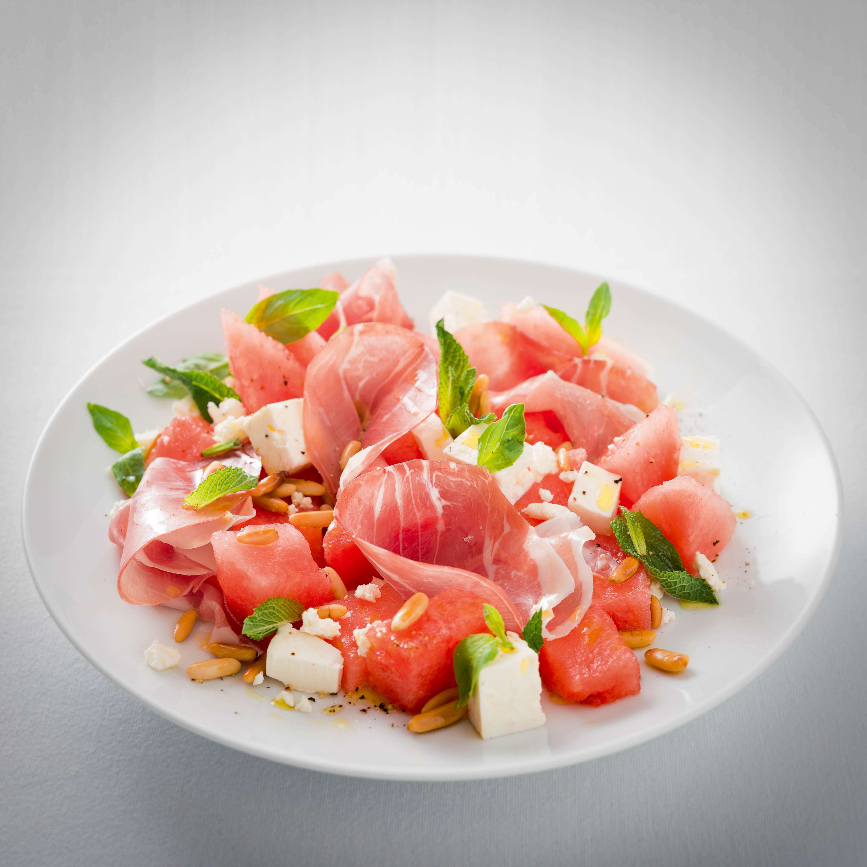 Griechischer Wassermelonensalat mit luftgetrocknetem Schinken und ...
