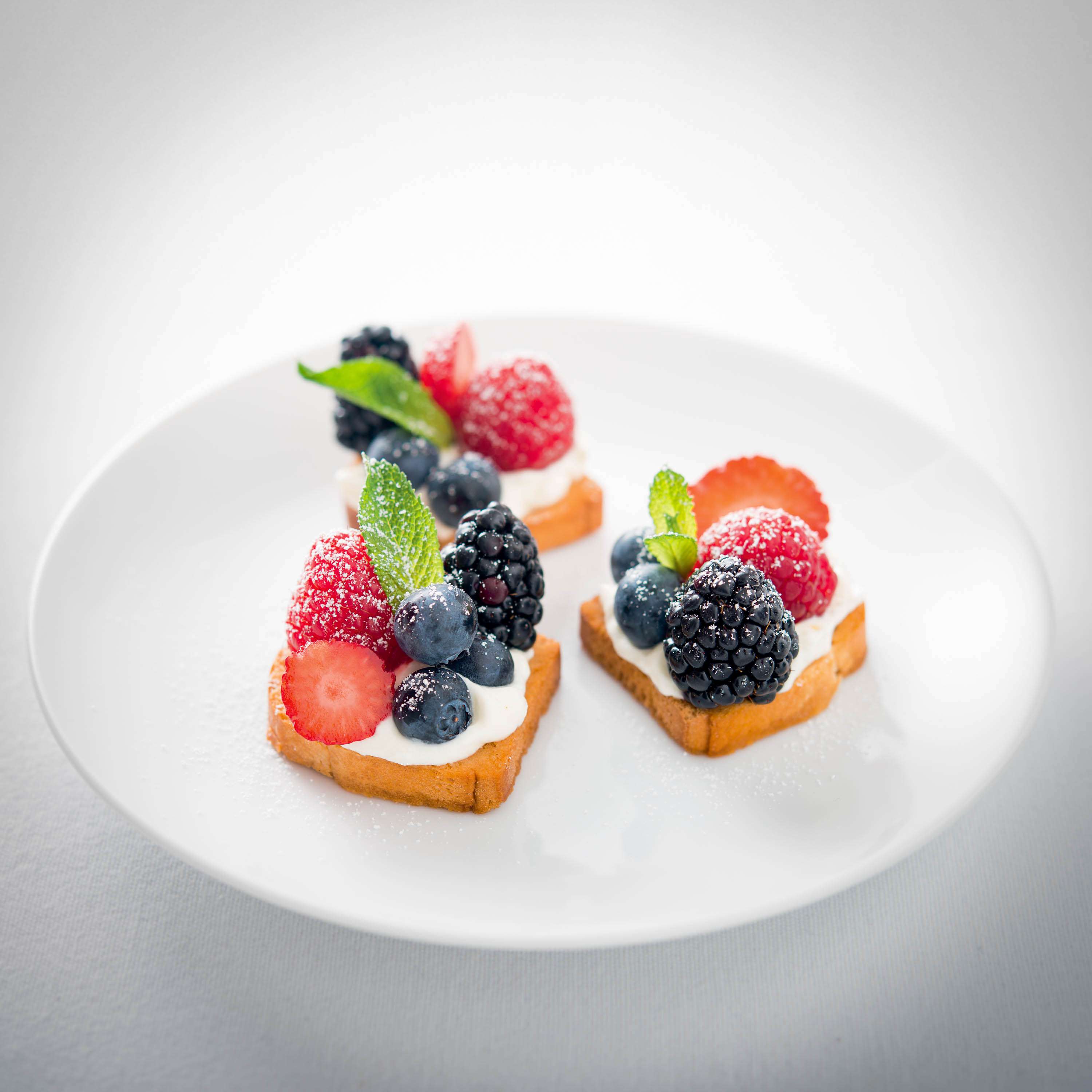 Zwieback-Mini-Kuchen mit Schmandcreme und Beeren