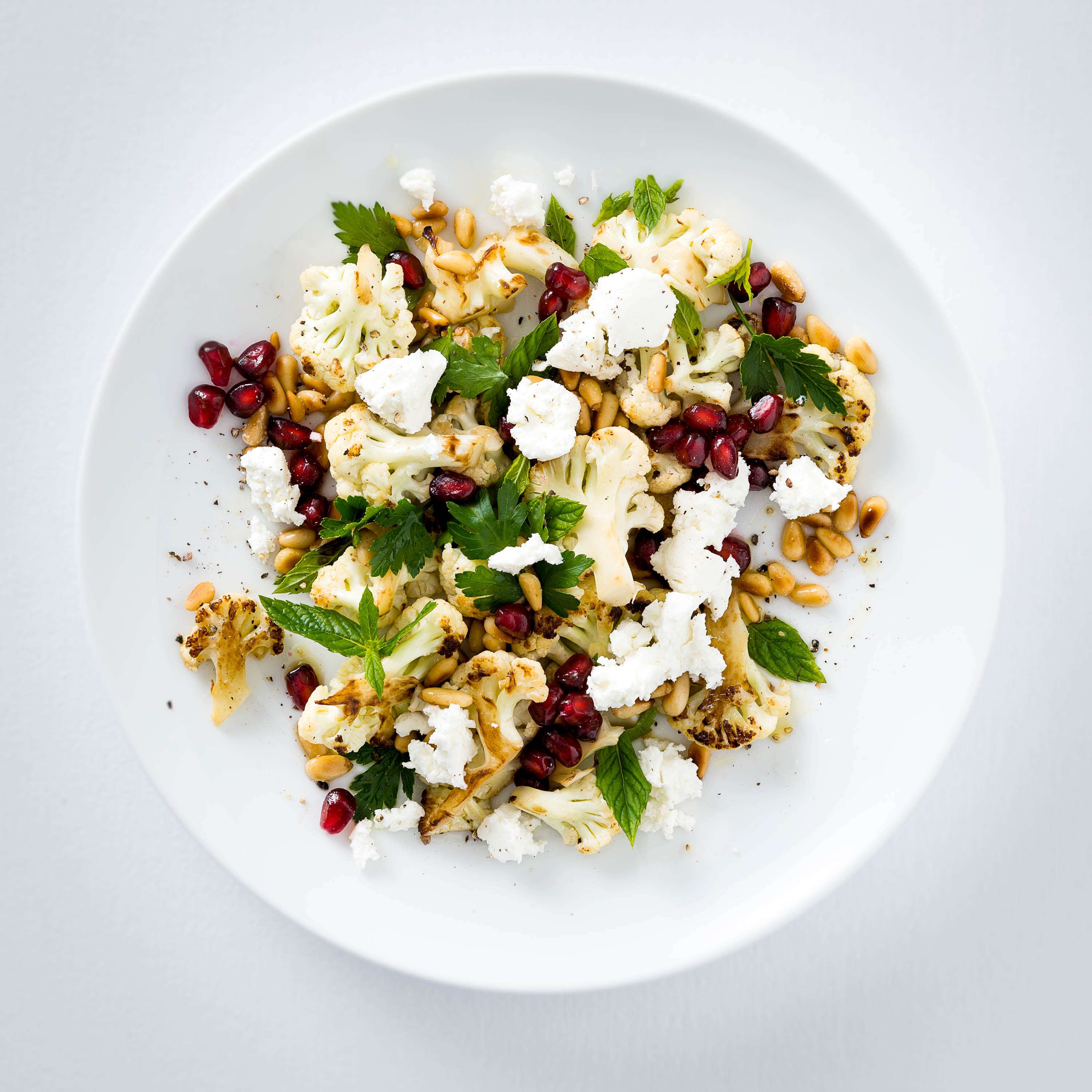 Salat von geröstetem Blumenkohl mit Pinienkernen und Granatapfel