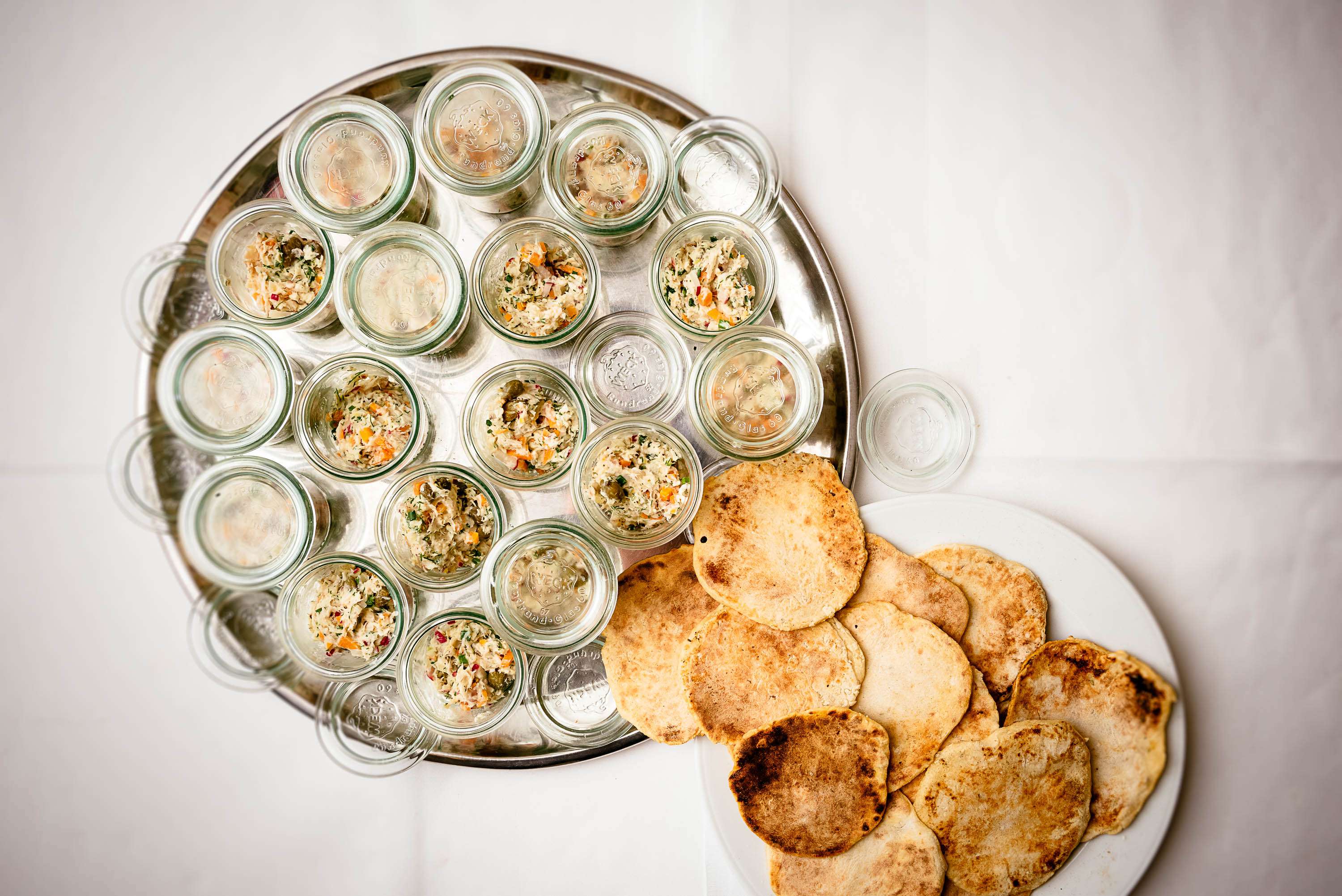 Forellen-Rillettes auf Kümmel-Fenchel-Brot