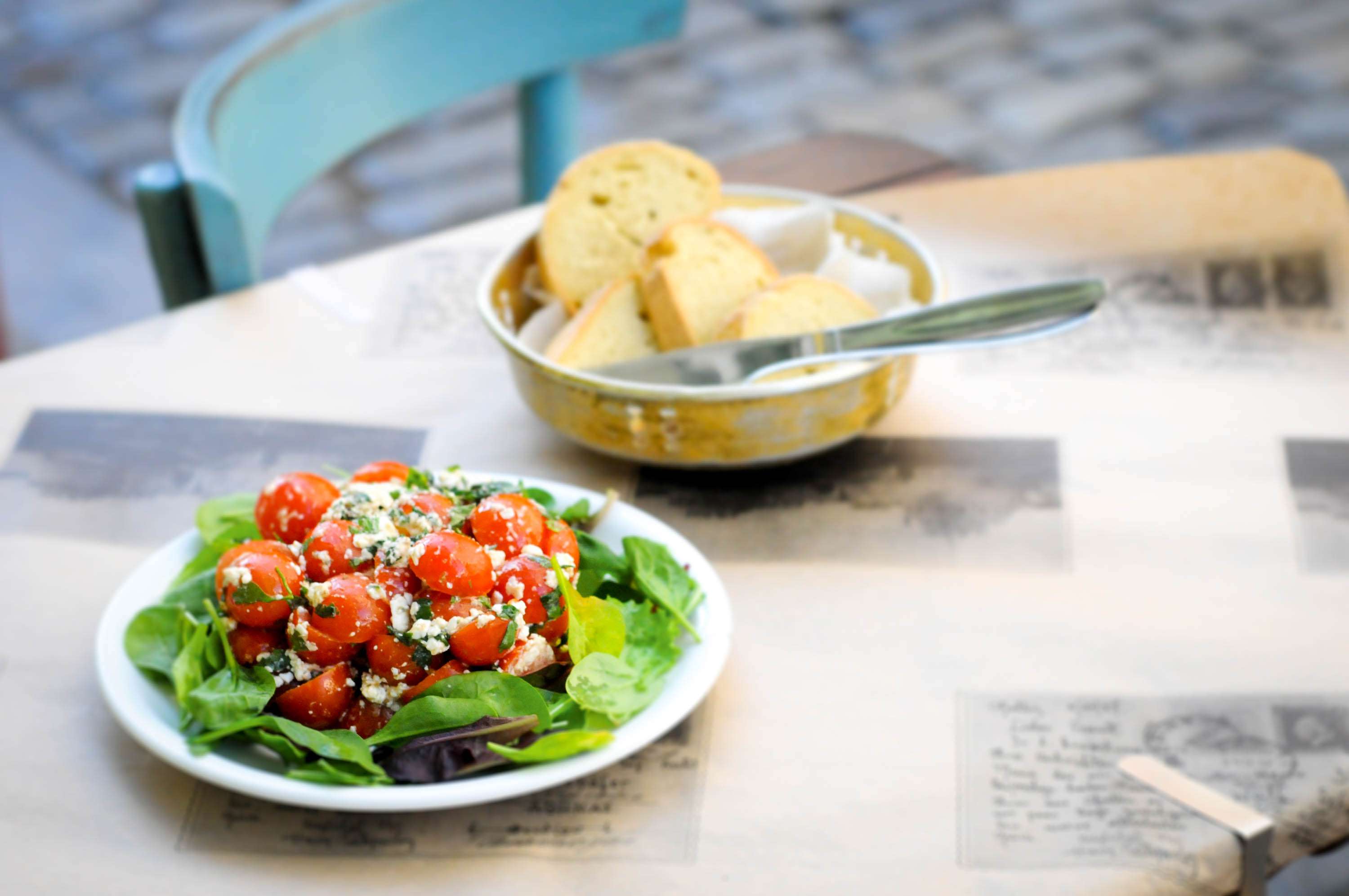 Tomatensalat mit Feta – Ntomatosalata Me feta ke diosmo