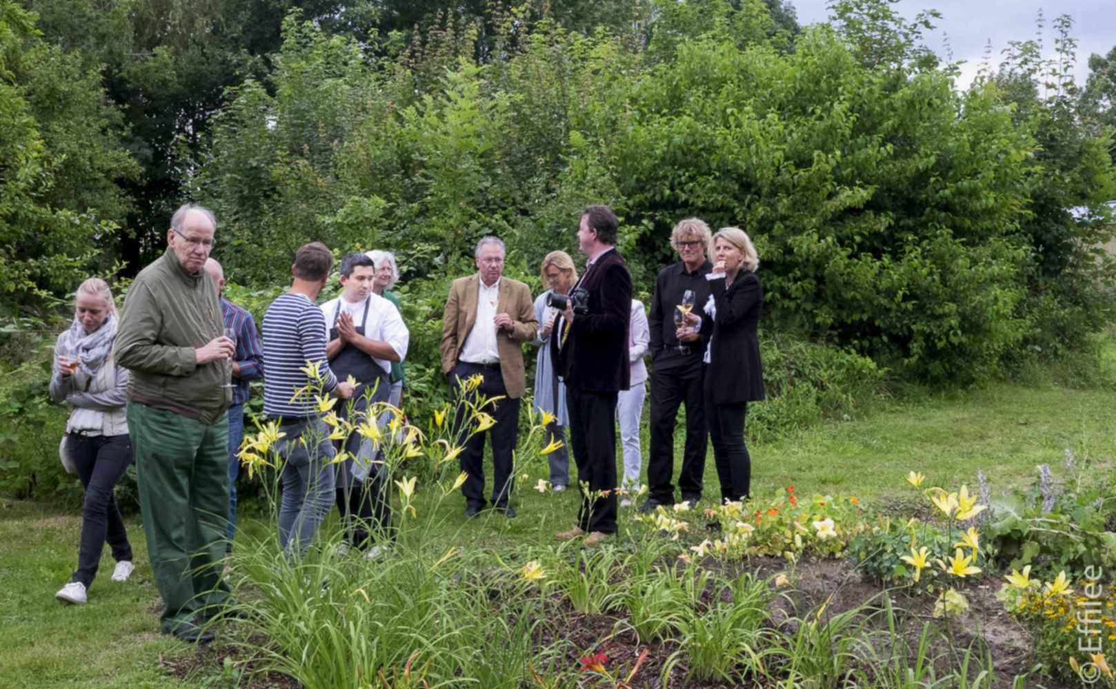 Vor dem Essen geht es hinaus in den Garten