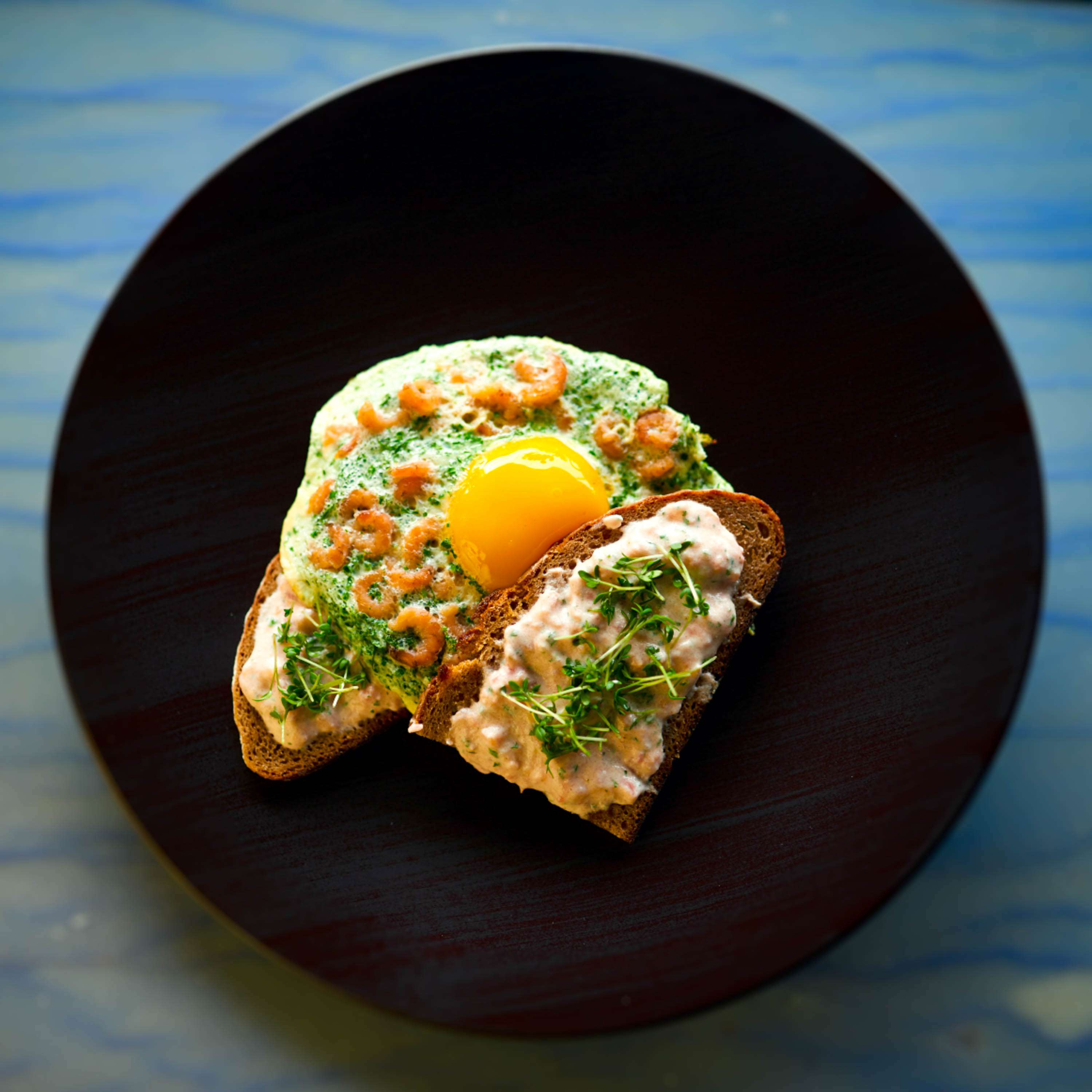 Rezept für Spiegelei mit Büsumer Krabben, geröstetem Brot, Kräutern und Tomatenquark