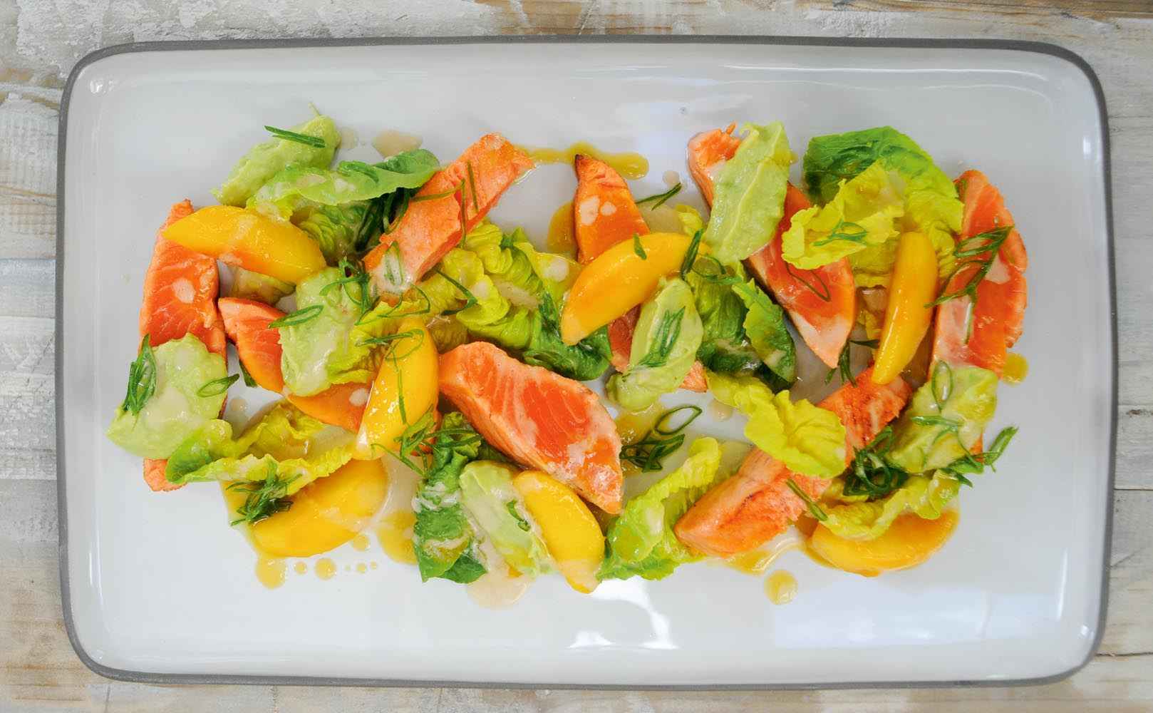 Rezept für lauwarme Fjordforelle - Guacamole - Pfirsich - Romana-Salat