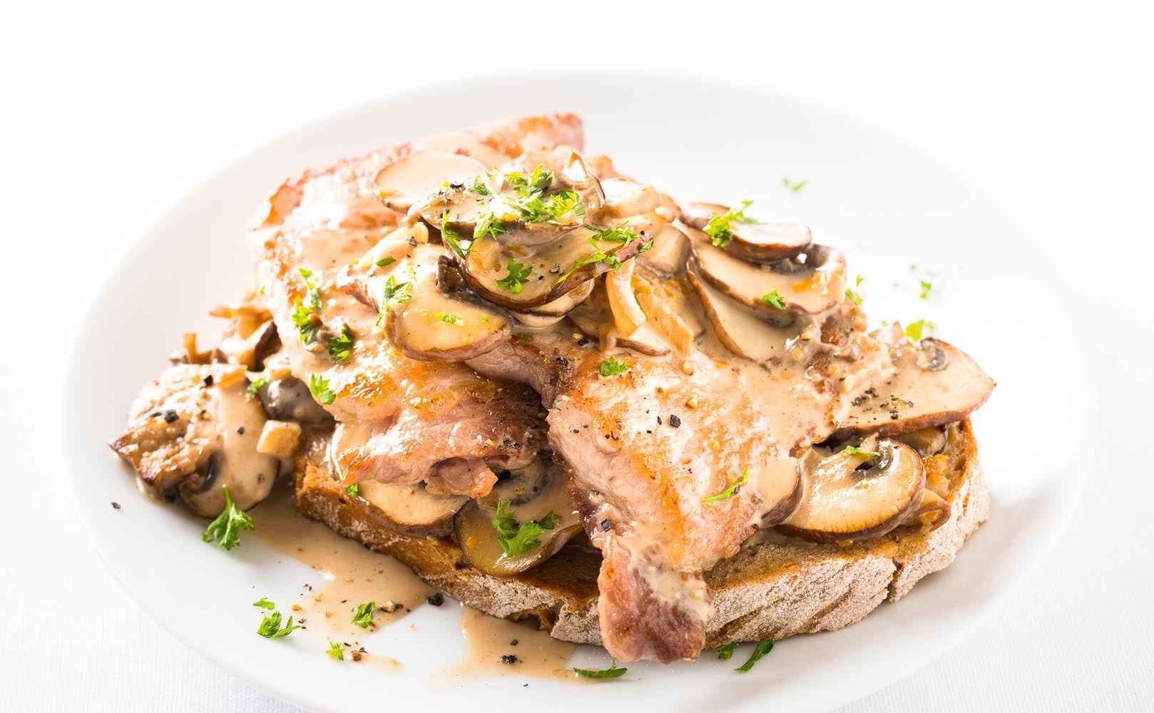 Rezept für ›Jägerschnitzel‹ mit Champignons in Steinpilzrahm