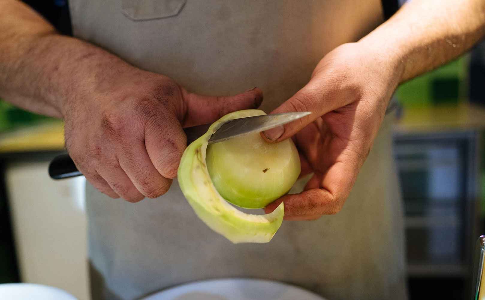 Wenzel Pankratz schält Kohlrabi