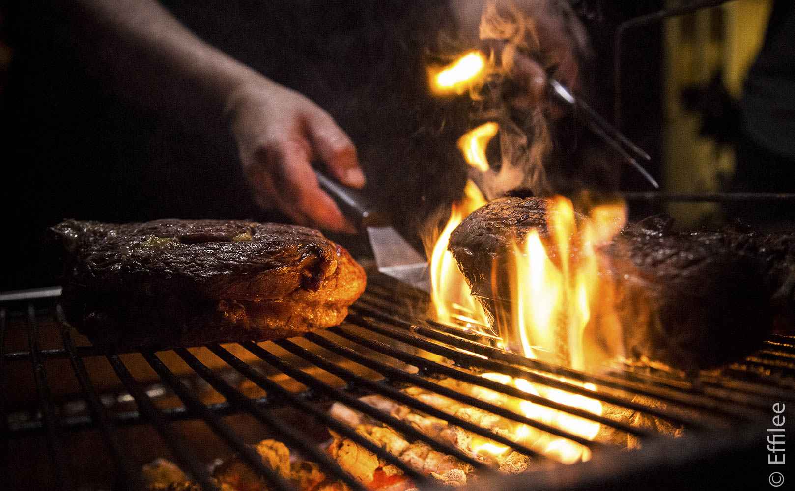 Der Grill muss richtig heiß sein, dann muss man allerdings auf die Flammen aufpassen