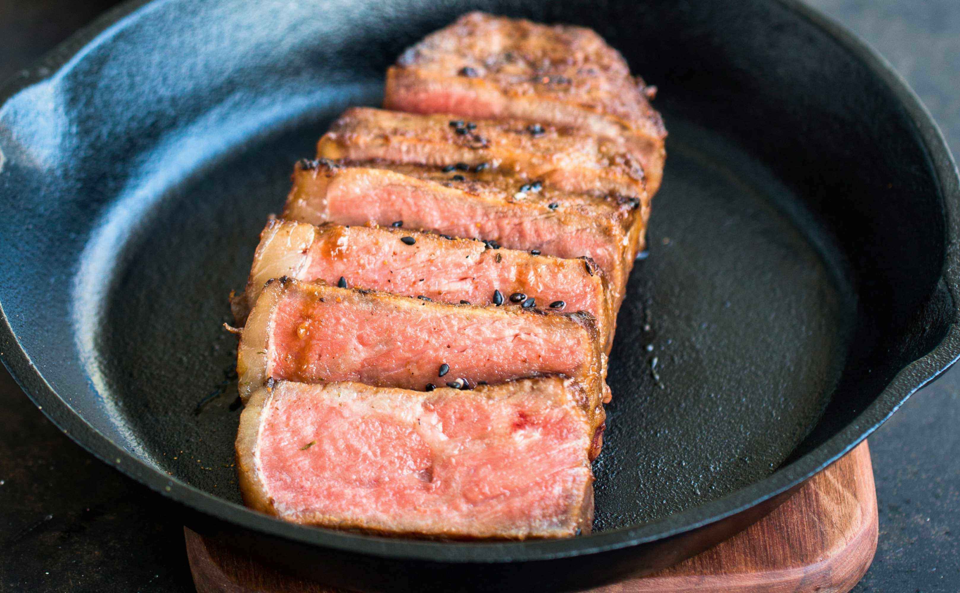 Rezept für Misomariniertes Steak mit Knoblauch-Sesam-Spinat