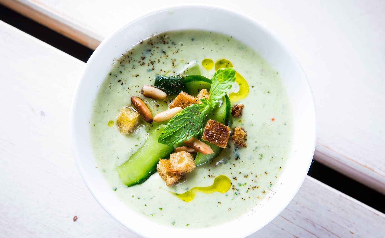 Rezept für Kalte Joghurt-Avocado-Gurkensuppe mit Minze, Pinienkernen und Croûtons