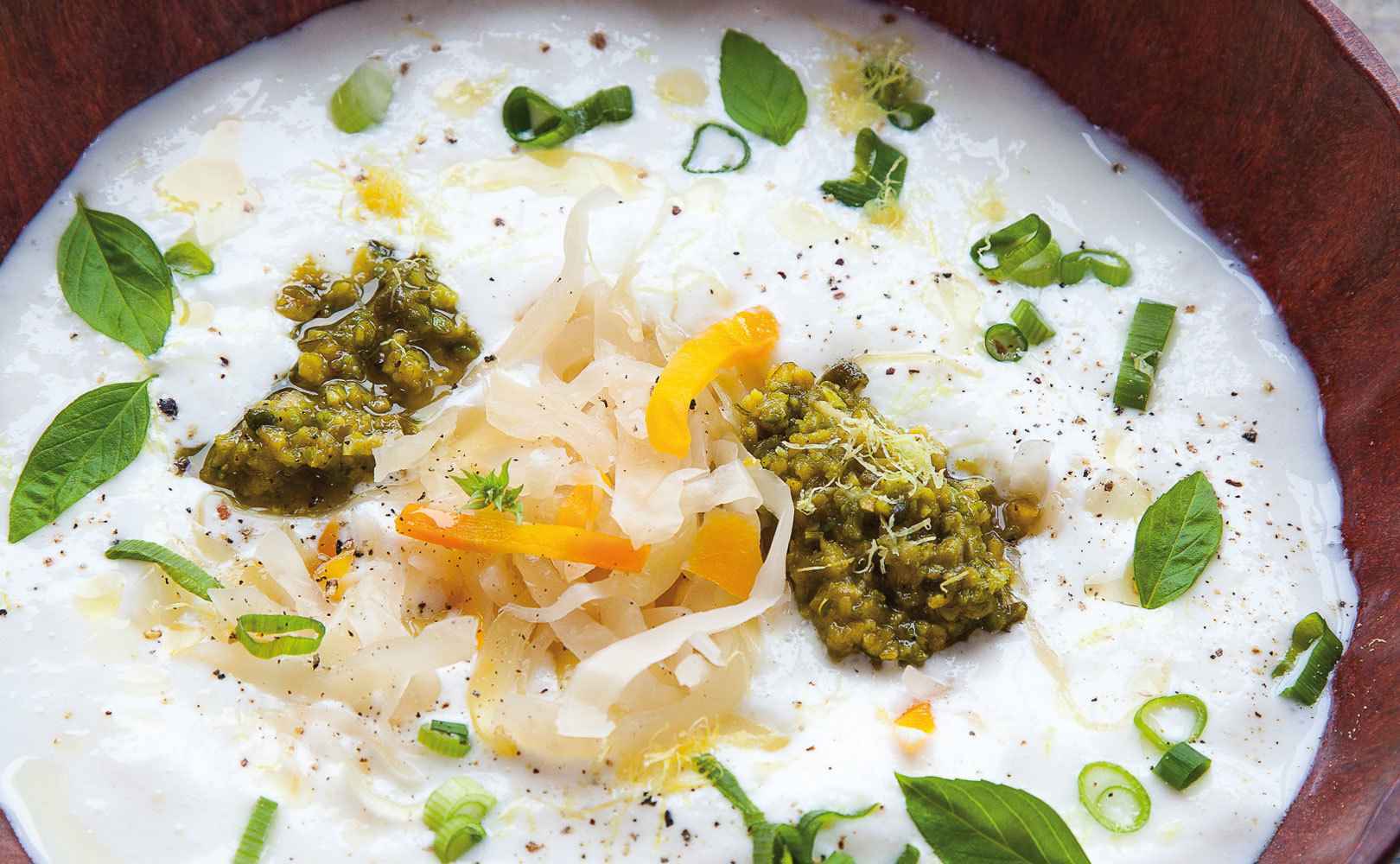 Kalte Kefirsuppe mit Sauerkraut, Pistazienpesto und Dillblütenöl