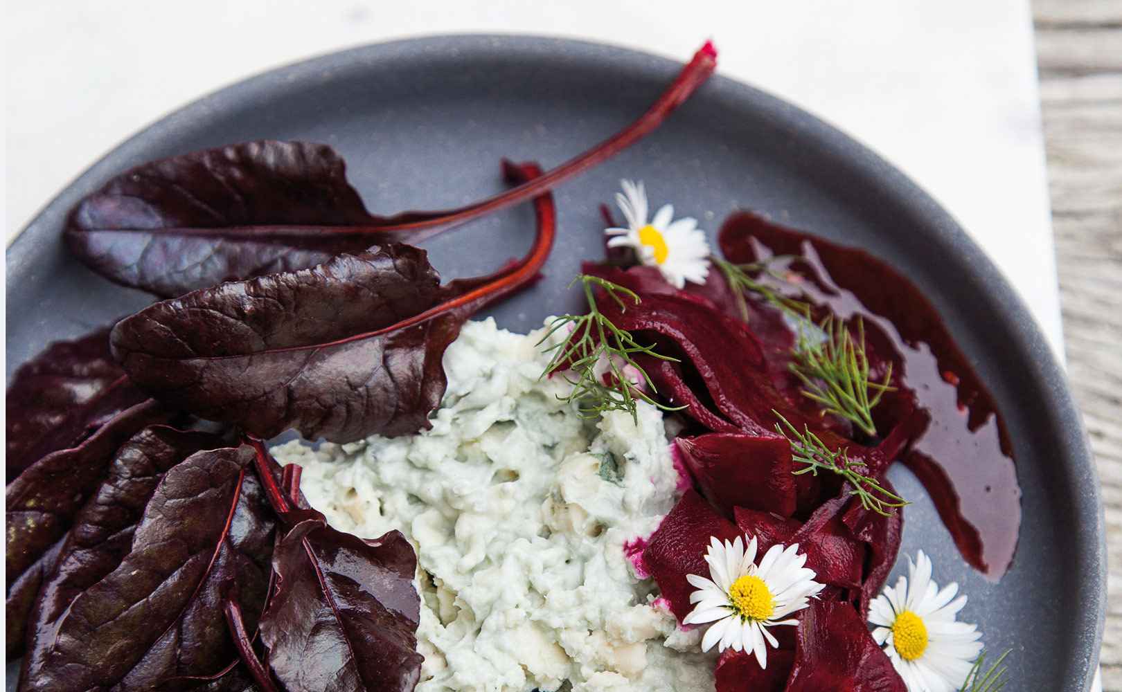 Roquefort-Dip mit fermentierter roter Bete, Beteblättern und Himbeercoulis