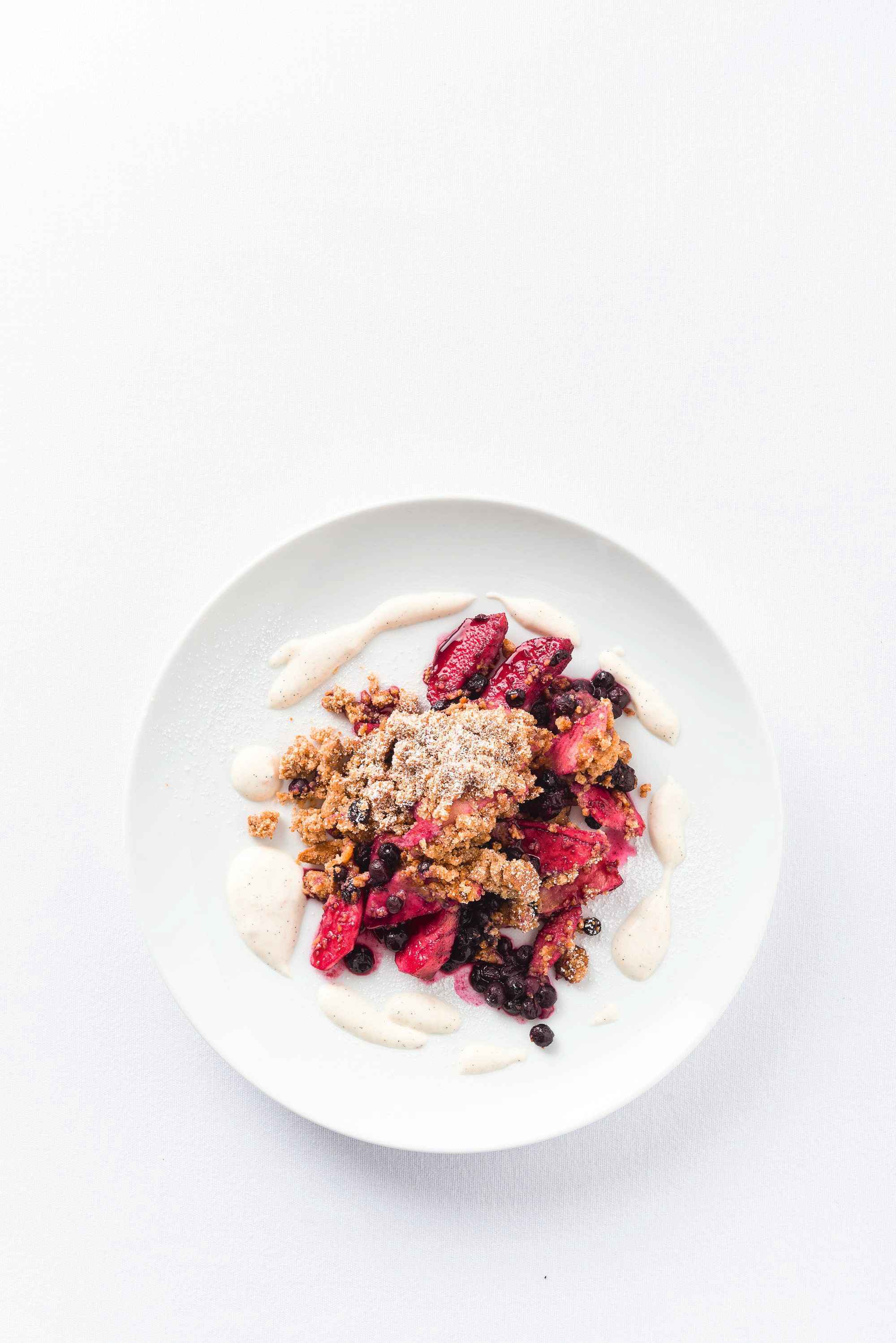 Apfel-Lebkuchen-Crumble mit Blaubeeren und Vanille-Aprikosen-Sahne