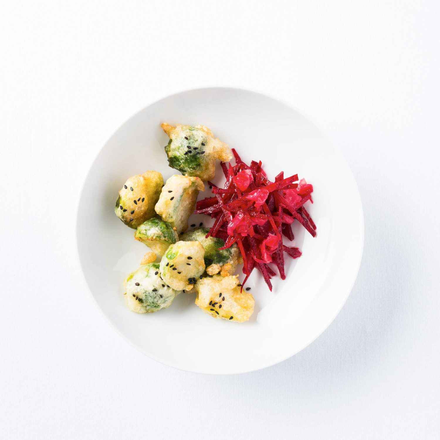 Rezept für Rosenkohl-Tempura mit Rote-Bete-Ingwer-Salat