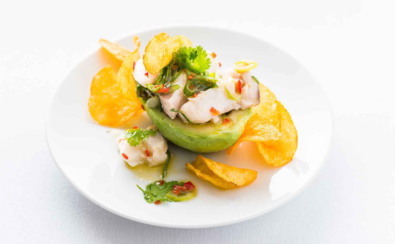 Avocado mit peruanischem Zupf-Fischsalat